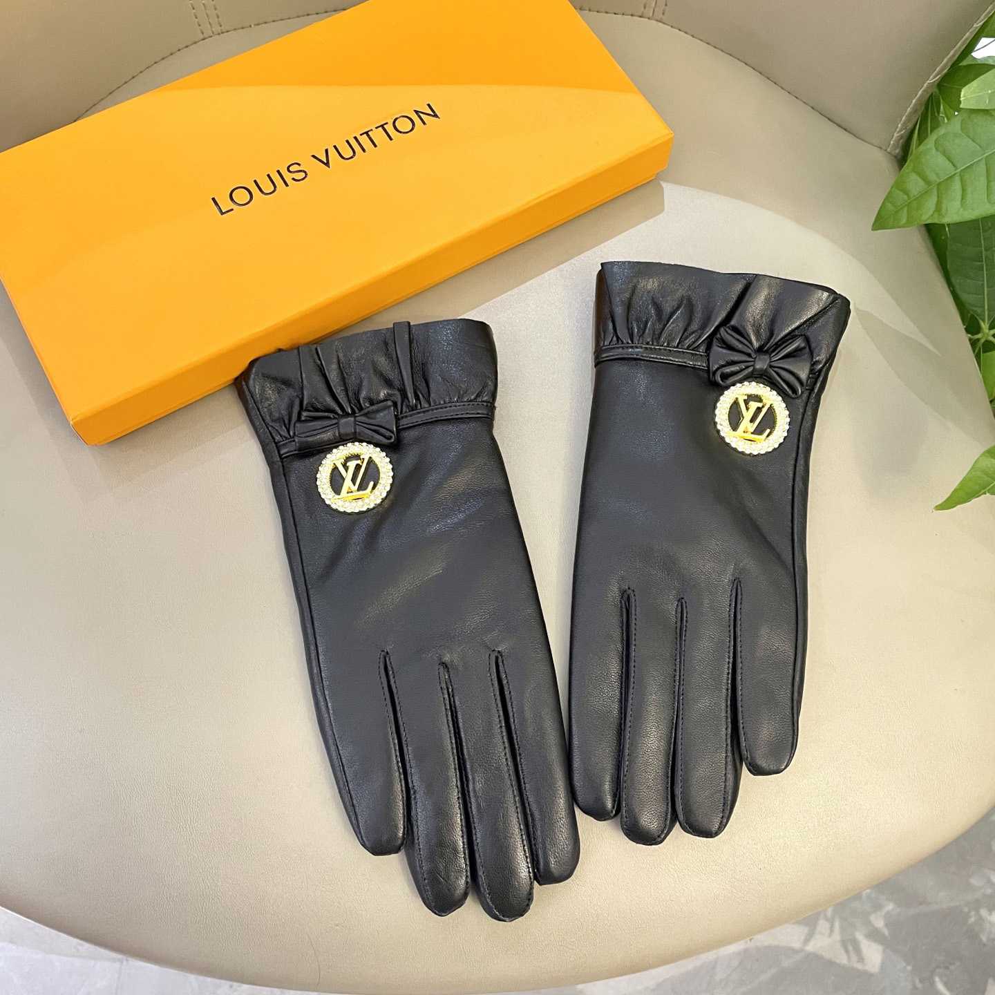 Louis Vuitton Gloves - FashionPlug