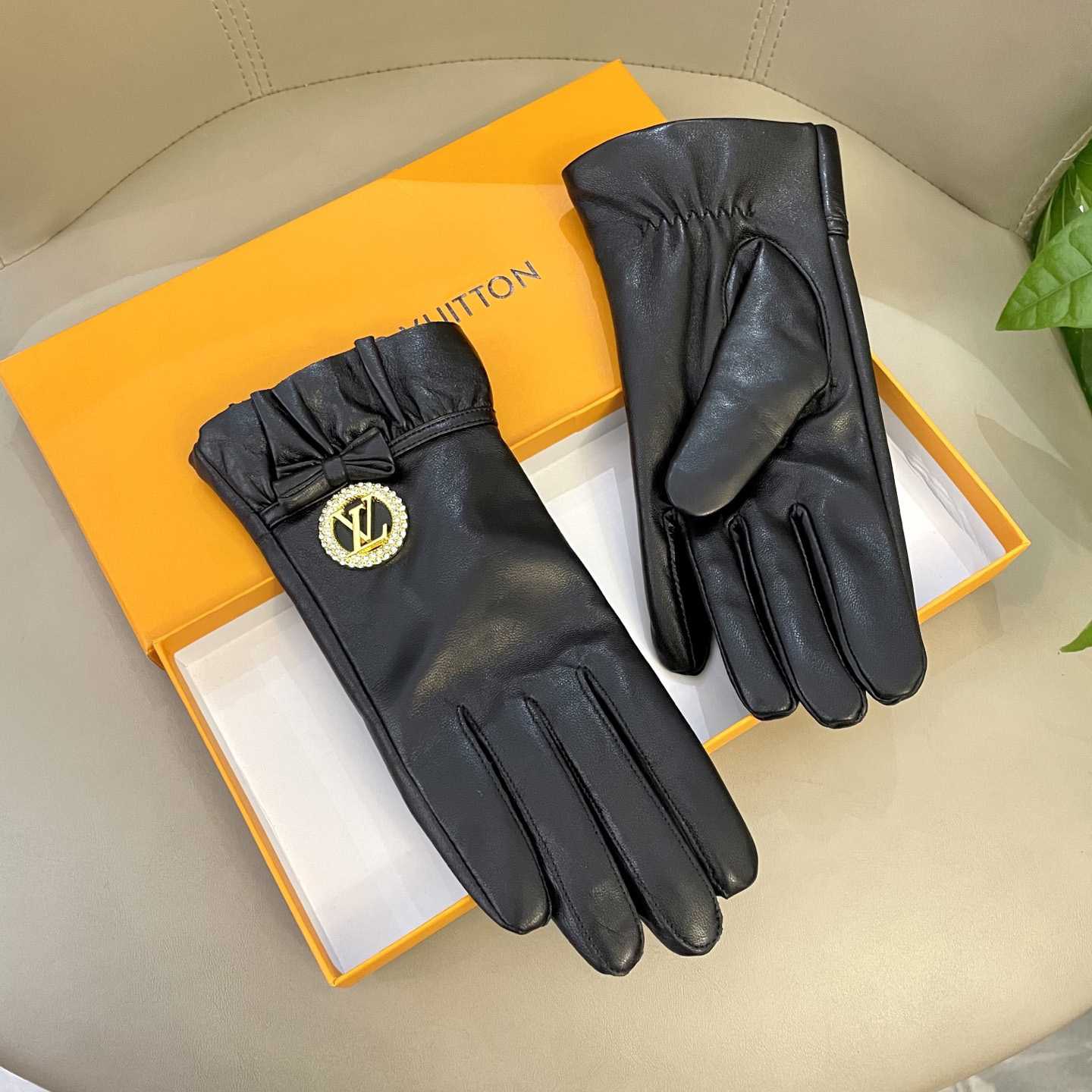Louis Vuitton Gloves - FashionPlug