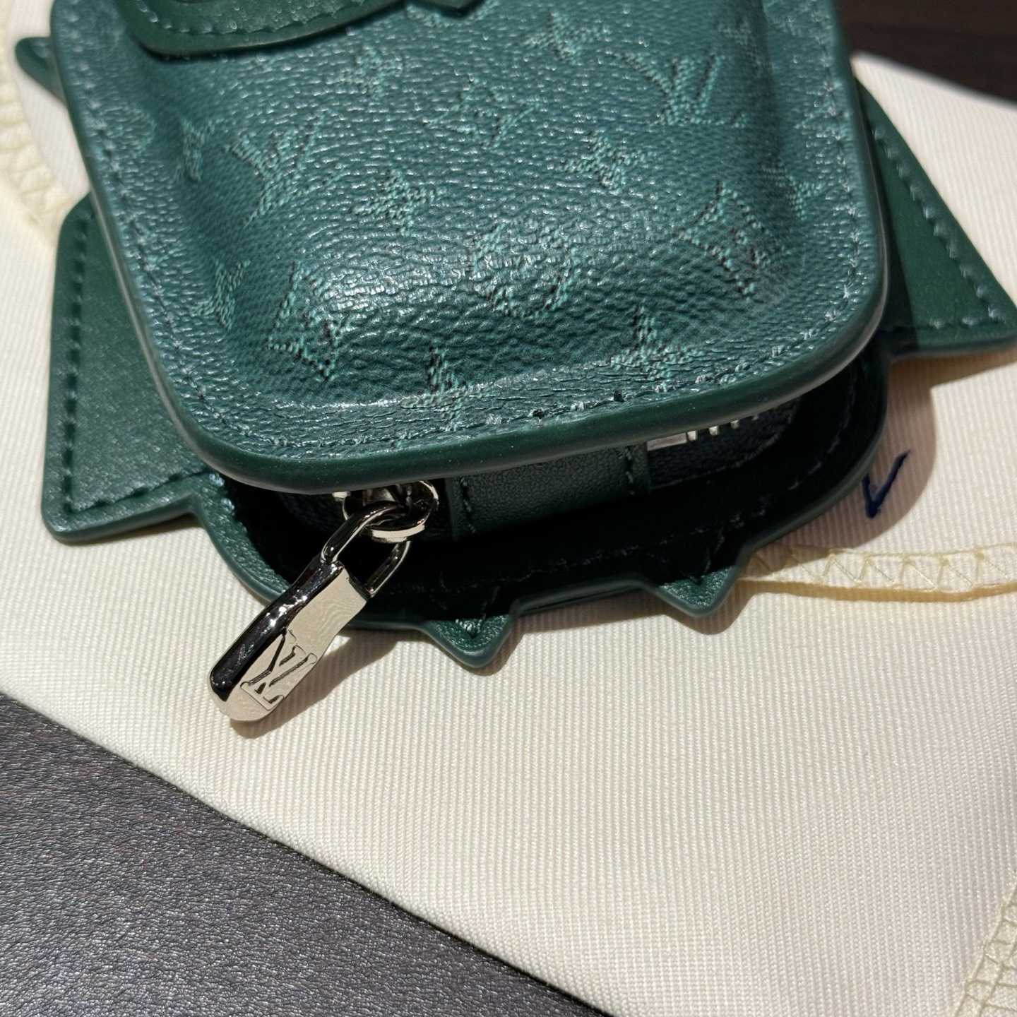 Louis Vuitton LV Owl Bag Charm S00 - FashionPlug