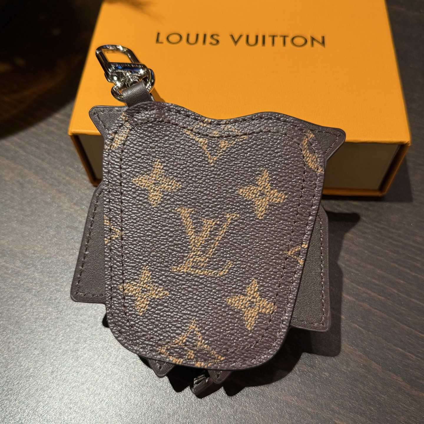 Louis Vuitton LV Owl Bag Charm S00 - FashionPlug