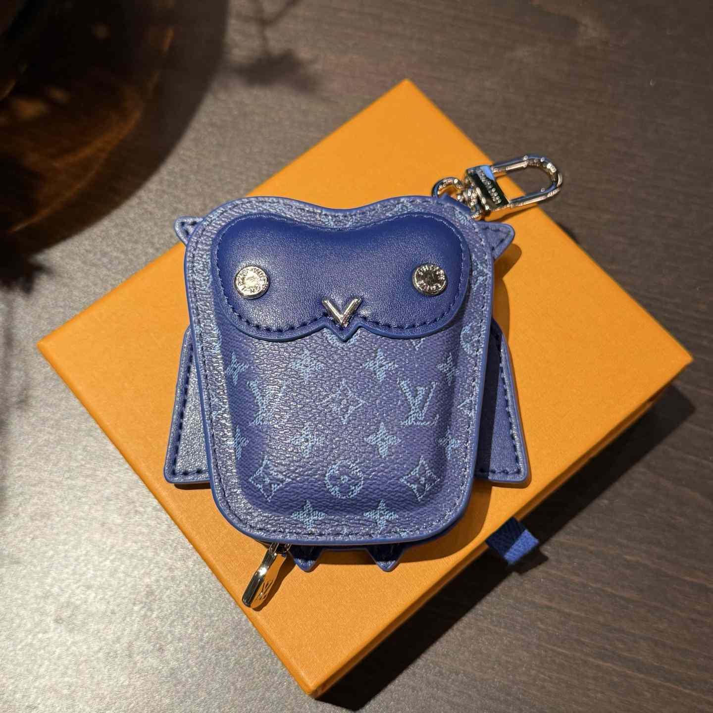 Louis Vuitton LV Owl Bag Charm S00 - FashionPlug