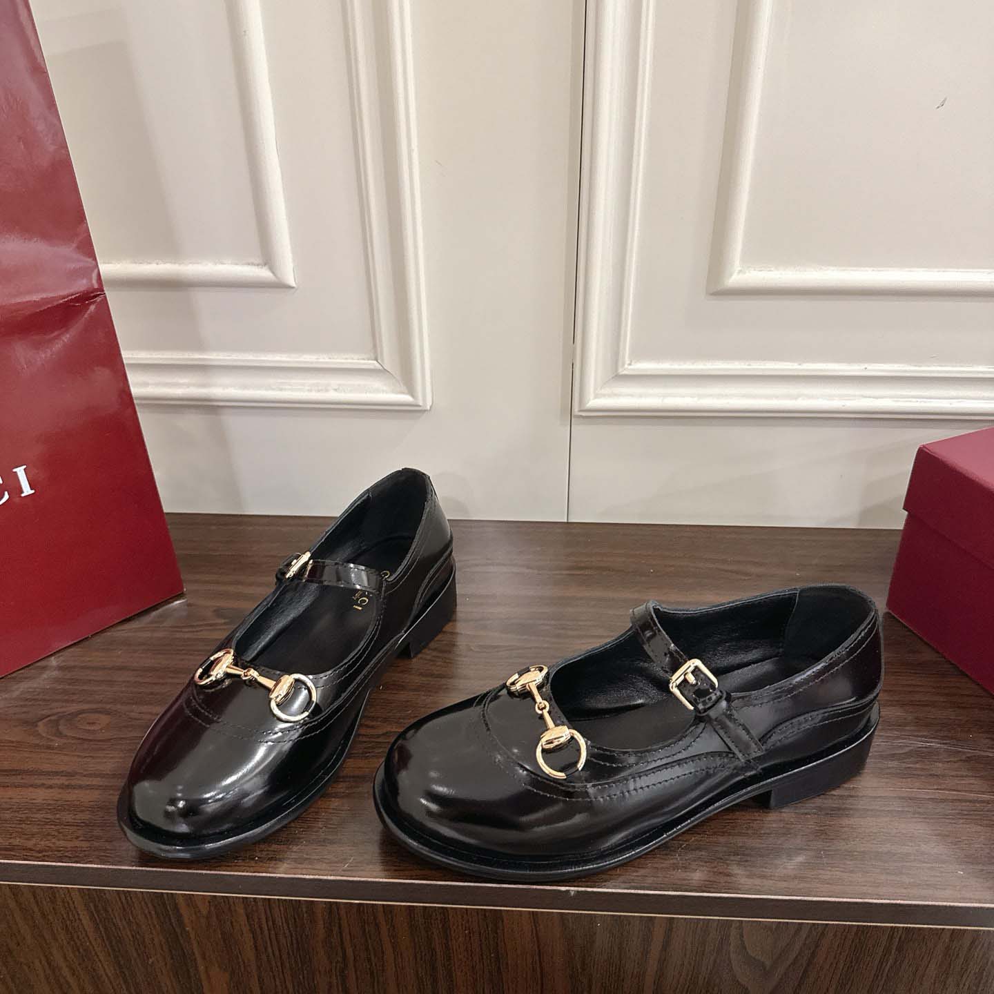Gucci Women's Mary Jane With Horsebit - FashionPlug