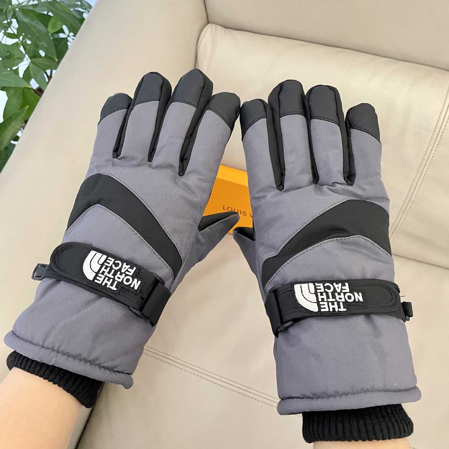 The North Face Men's Gloves - FashionPlug