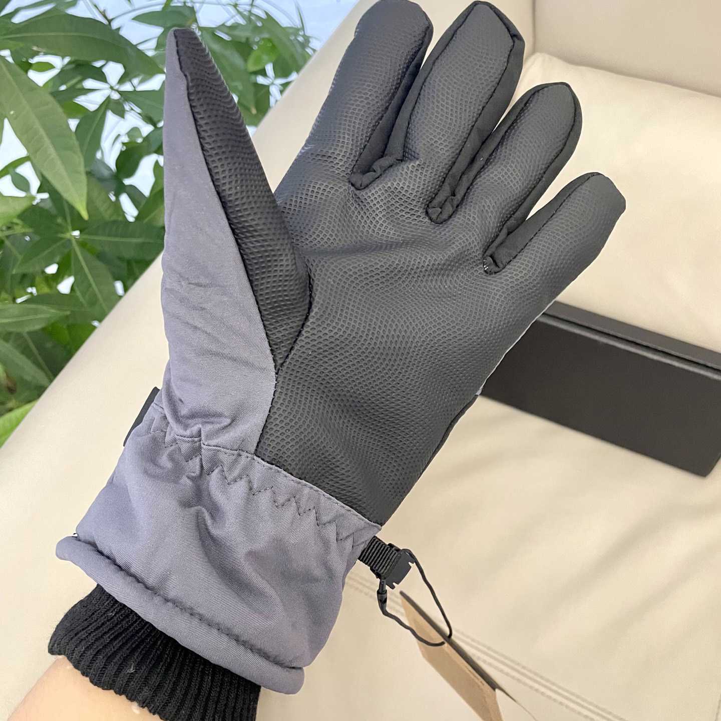 The North Face Men's Gloves - FashionPlug