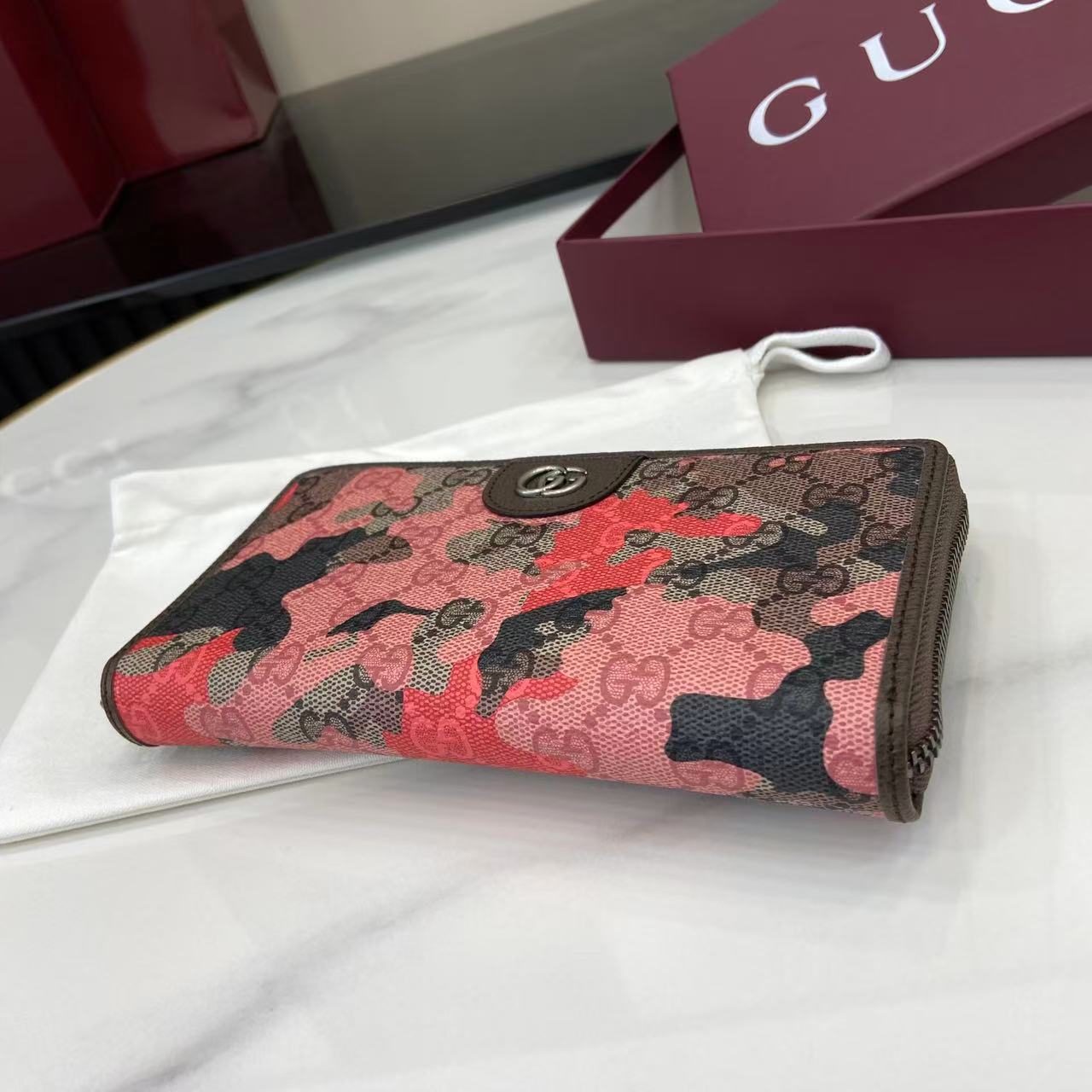 Gucci GG zip-around Wallet - FashionPlug