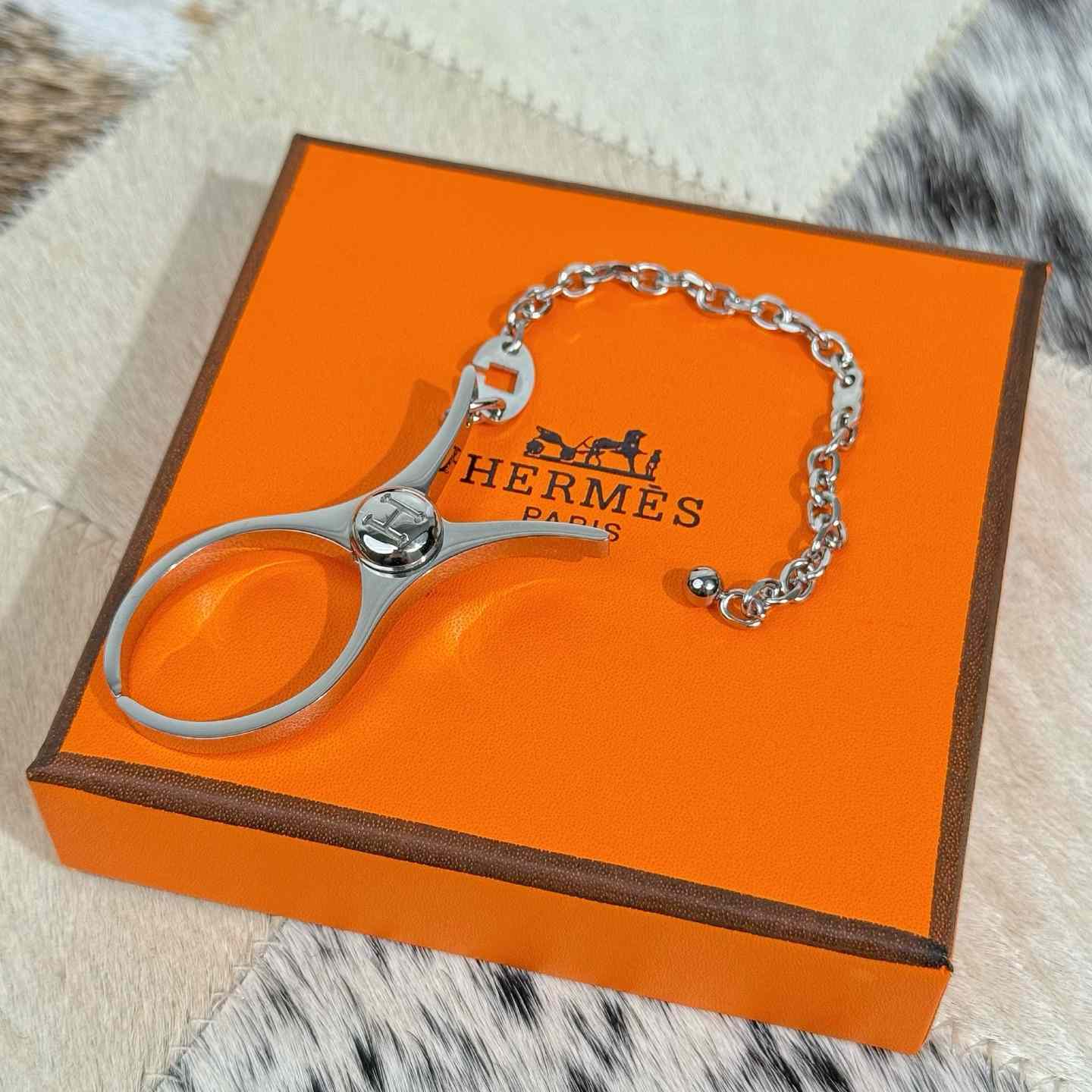 Hermès Filou Glove Clip - FashionPlug