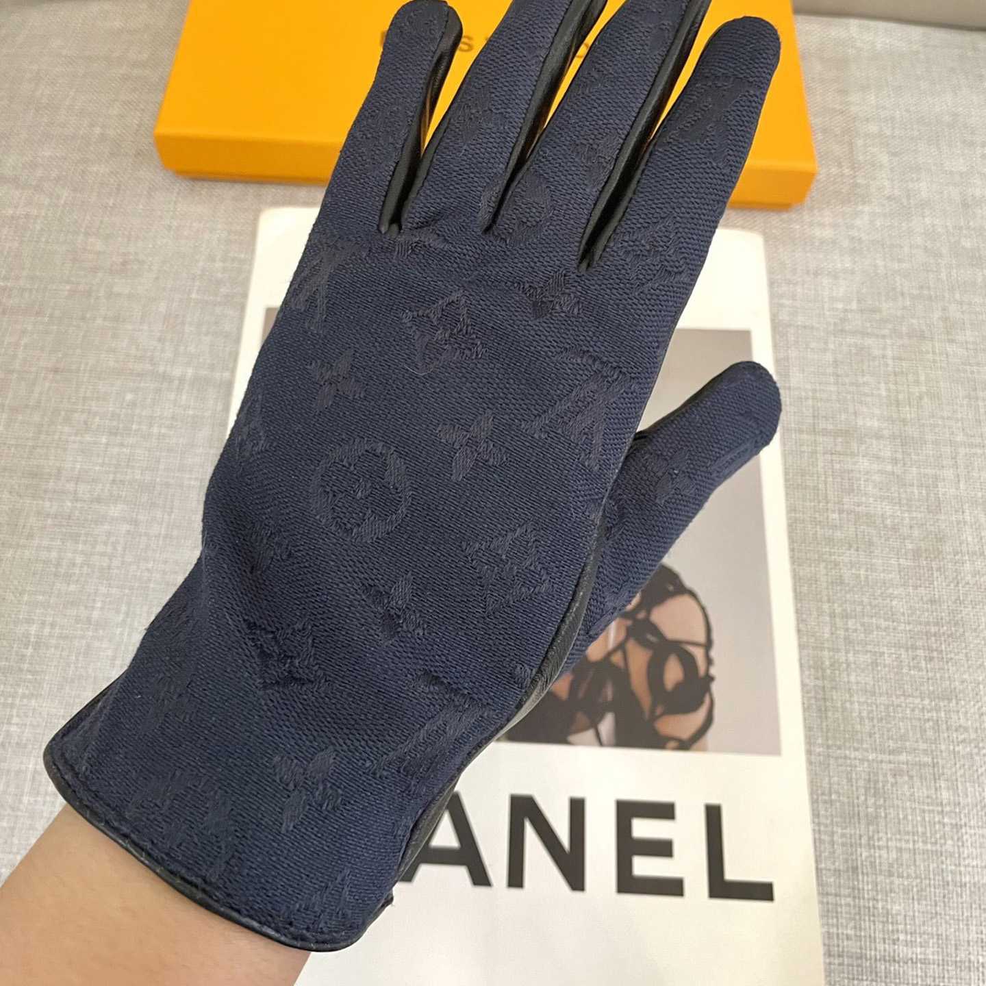 Louis Vuitton Gloves - FashionPlug