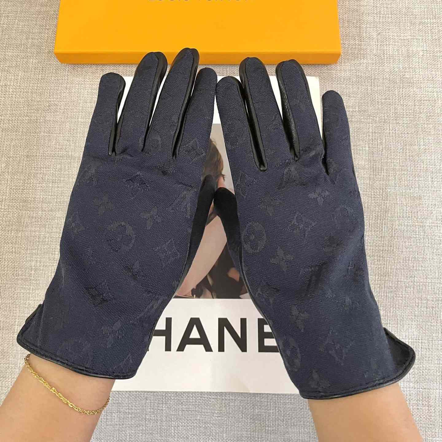 Louis Vuitton Gloves - FashionPlug
