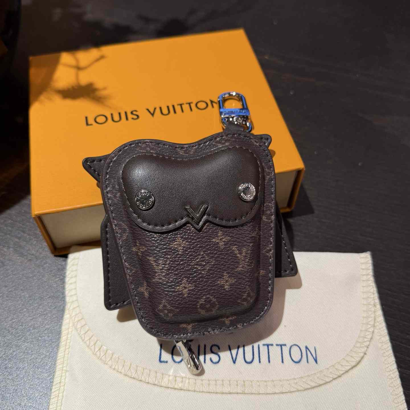 Louis Vuitton LV Owl Bag Charm S00 - FashionPlug