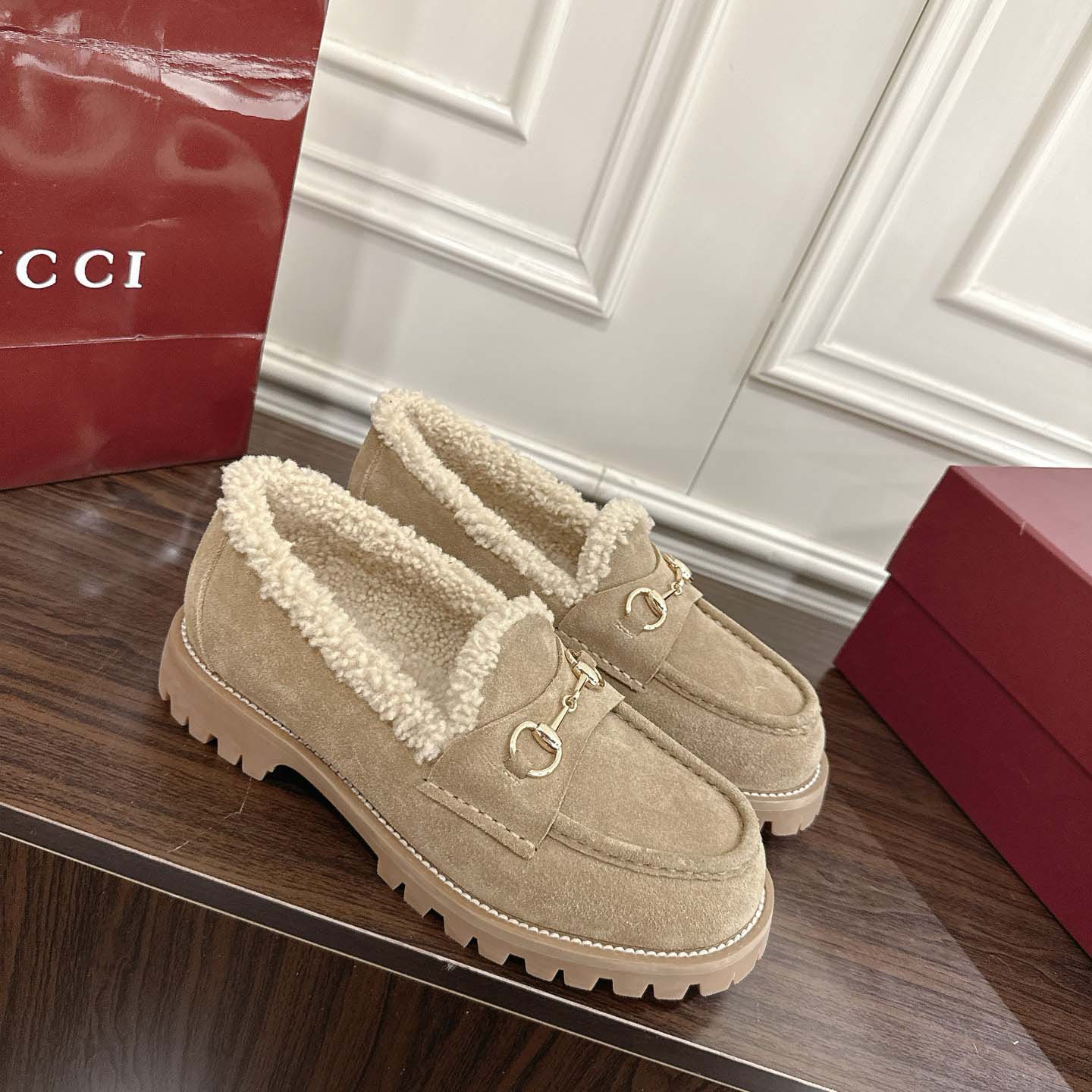 Gucci Women's Loafer With Horsebit - FashionPlug