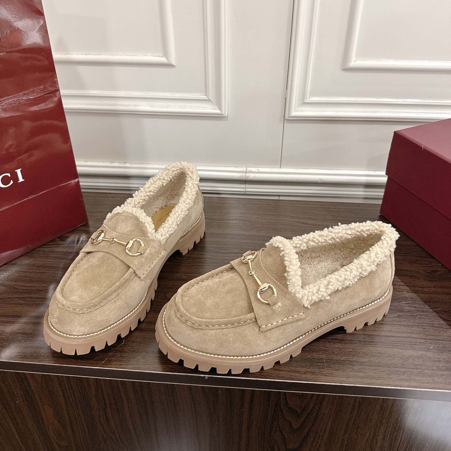Gucci Women's Loafer With Horsebit - FashionPlug