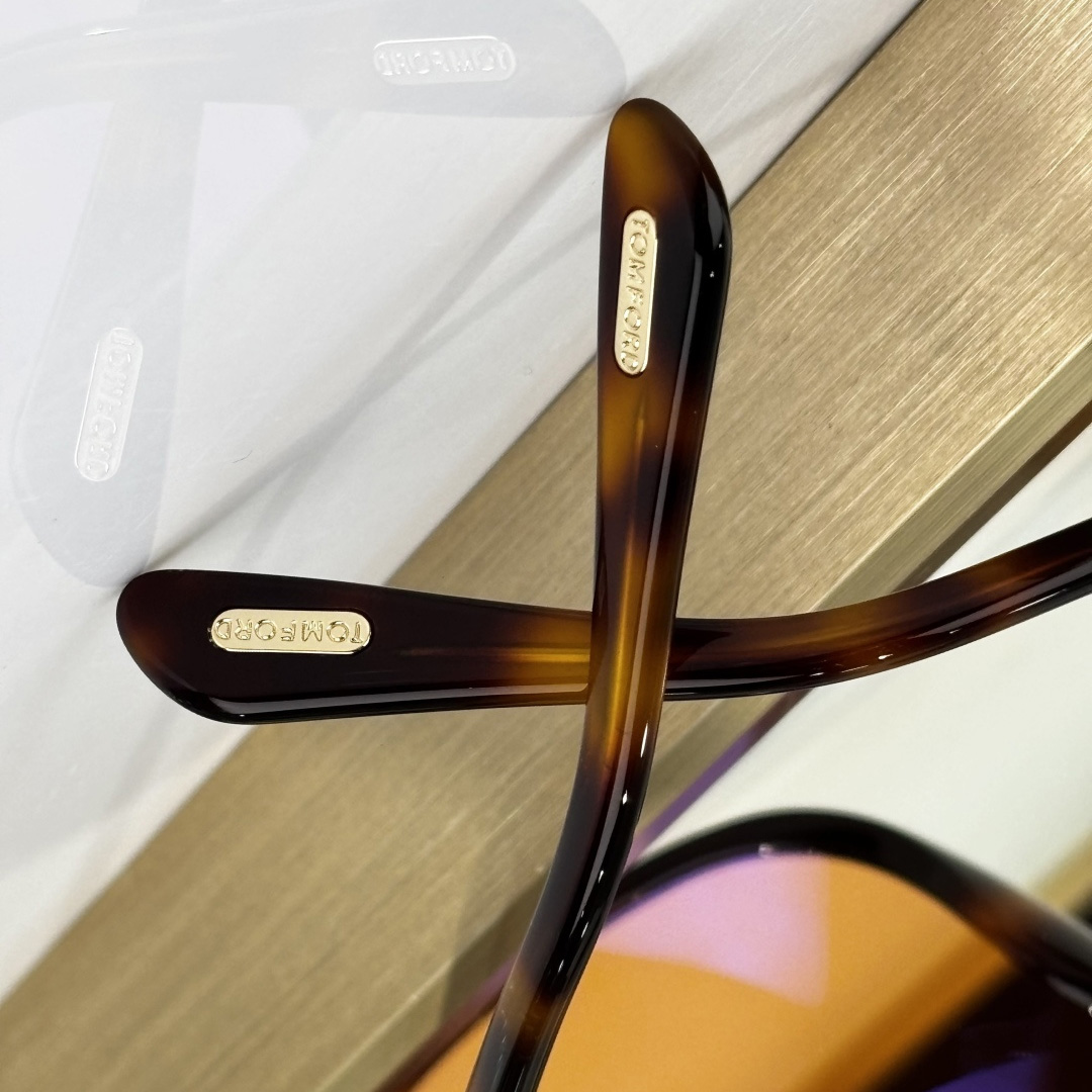 Tom Ford TF884 Sunglasses - FashionPlug