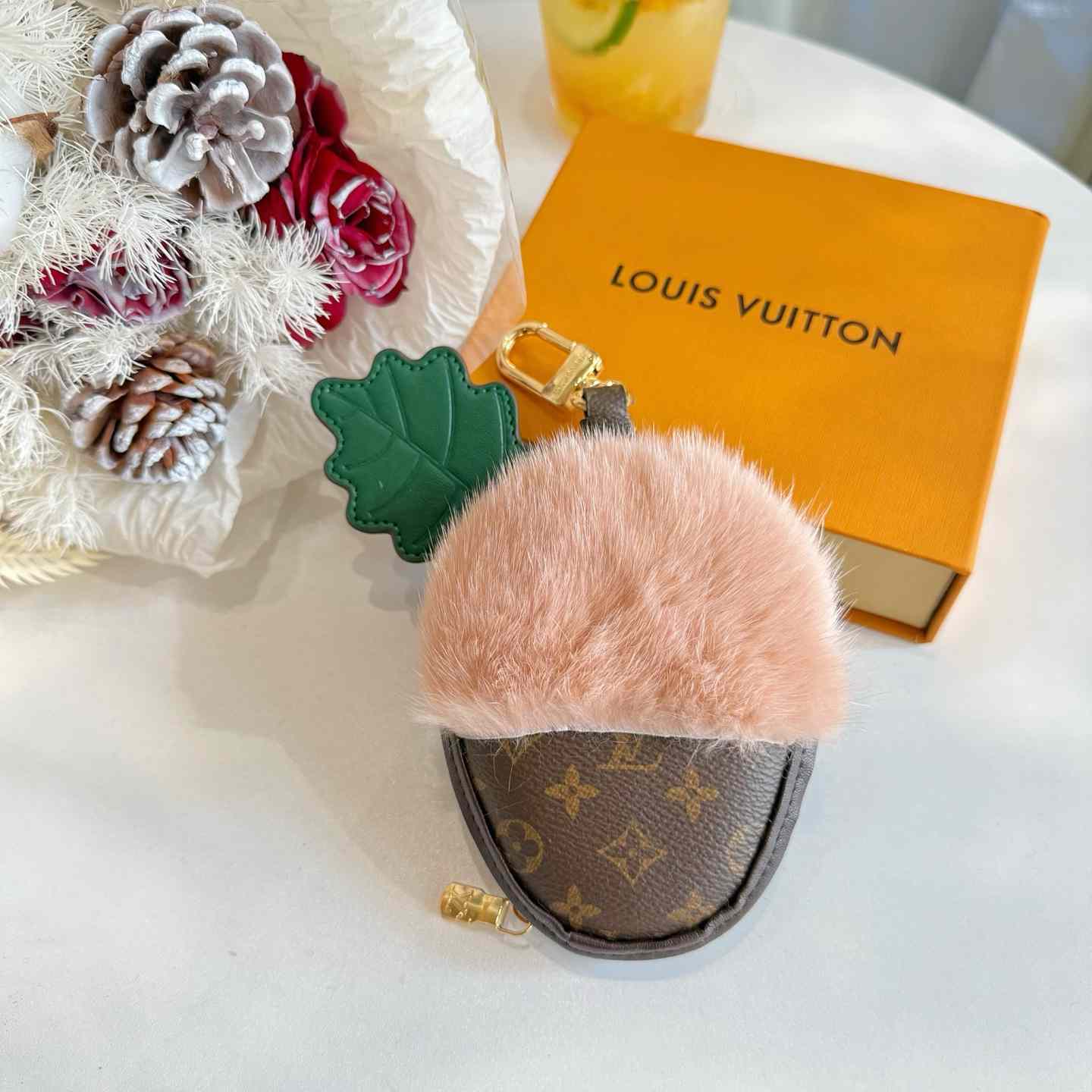 Louis Vuitton LV Acorn Pouch S00 - FashionPlug