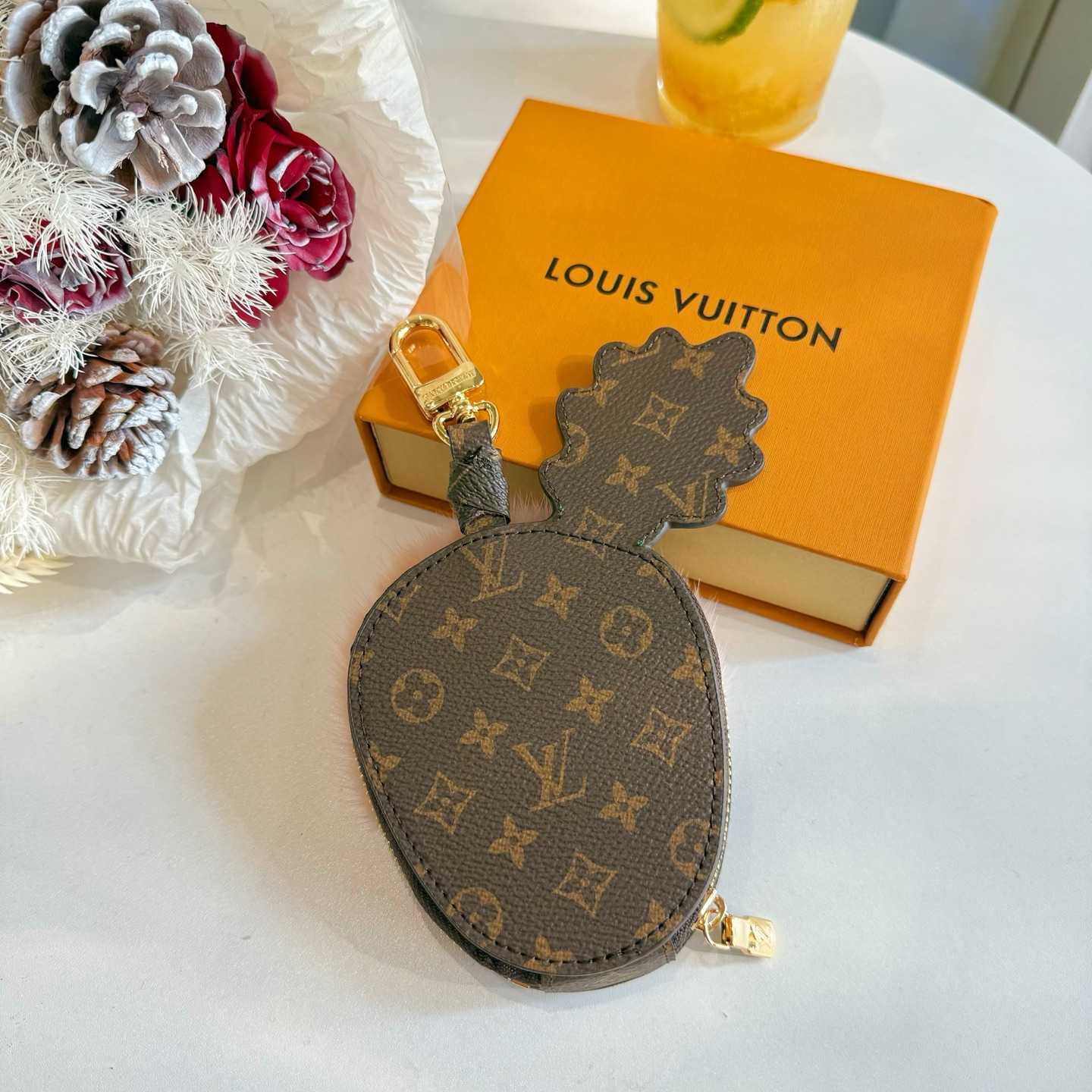 Louis Vuitton LV Acorn Pouch S00 - FashionPlug