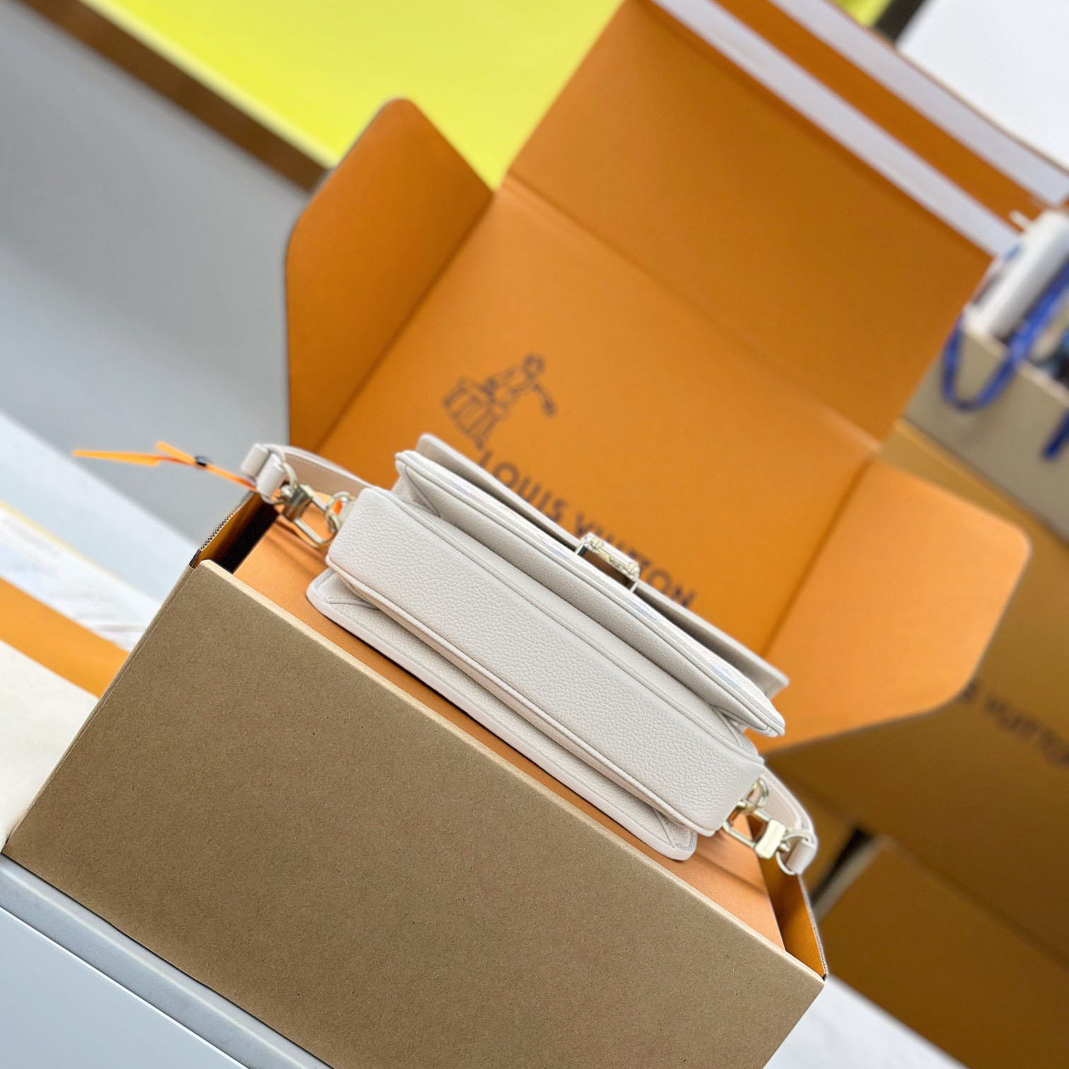 Louis Vuitton Pochette Métis East West  M25682 - FashionPlug