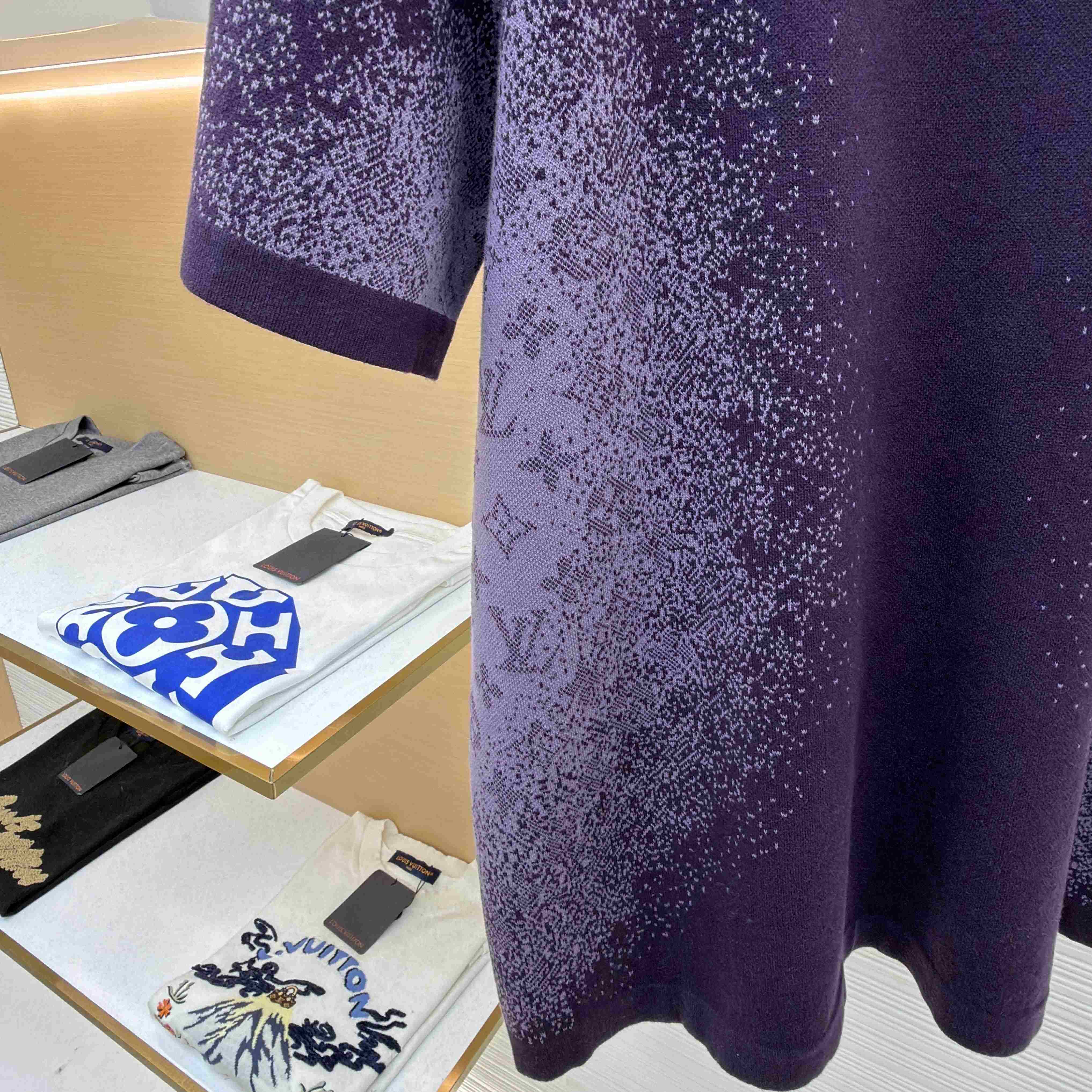  Louis Vuitton Monogram Jacquard Short-Sleeved Crewneck      1AJTV8 - FashionPlug