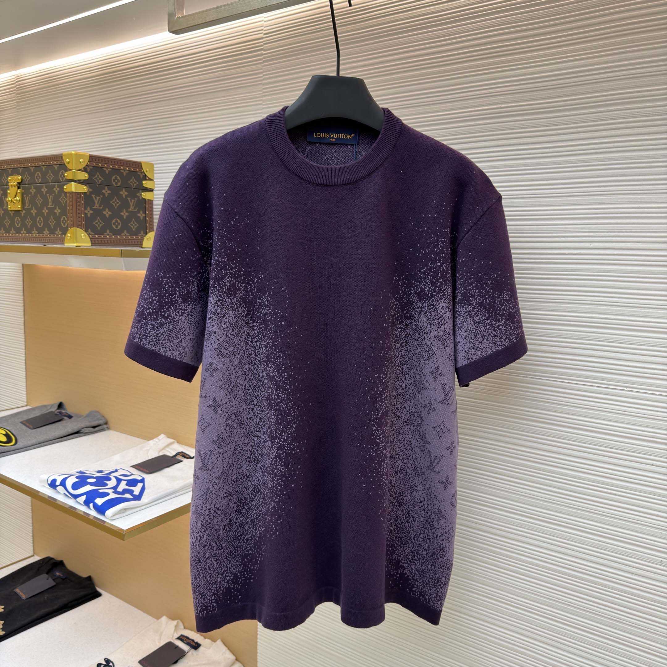  Louis Vuitton Monogram Jacquard Short-Sleeved Crewneck      1AJTV8 - FashionPlug