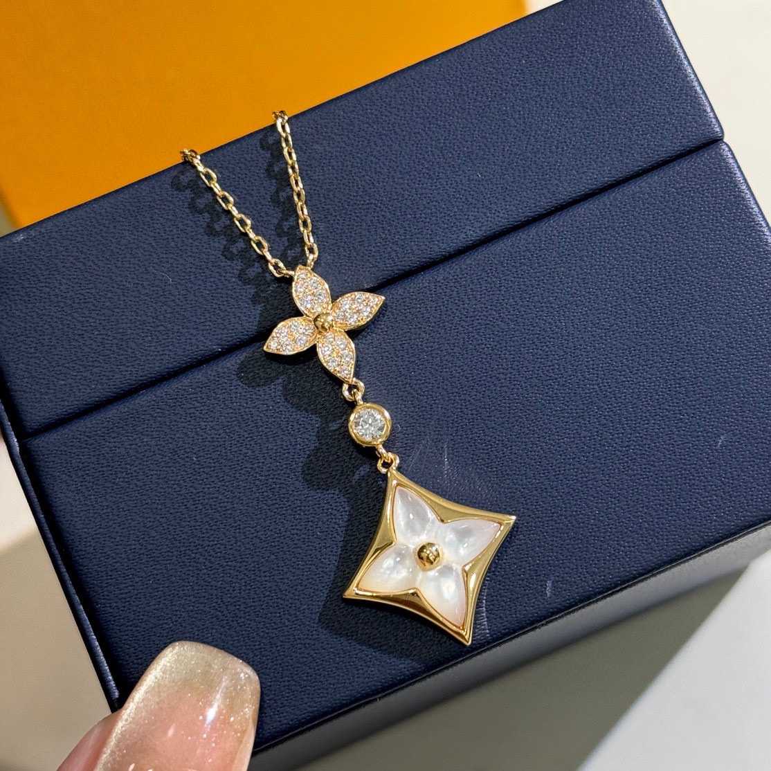Louis Vuitton Color Blossom M Star Multi-Motif Pendan   Q94676 - FashionPlug