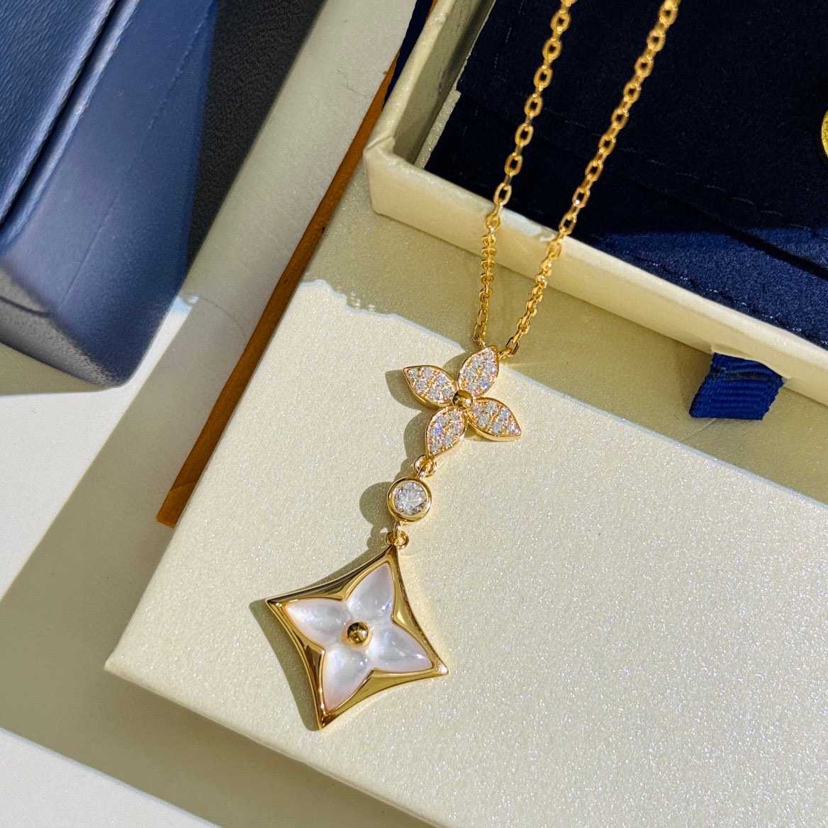 Louis Vuitton Color Blossom M Star Multi-Motif Pendan   Q94676 - FashionPlug