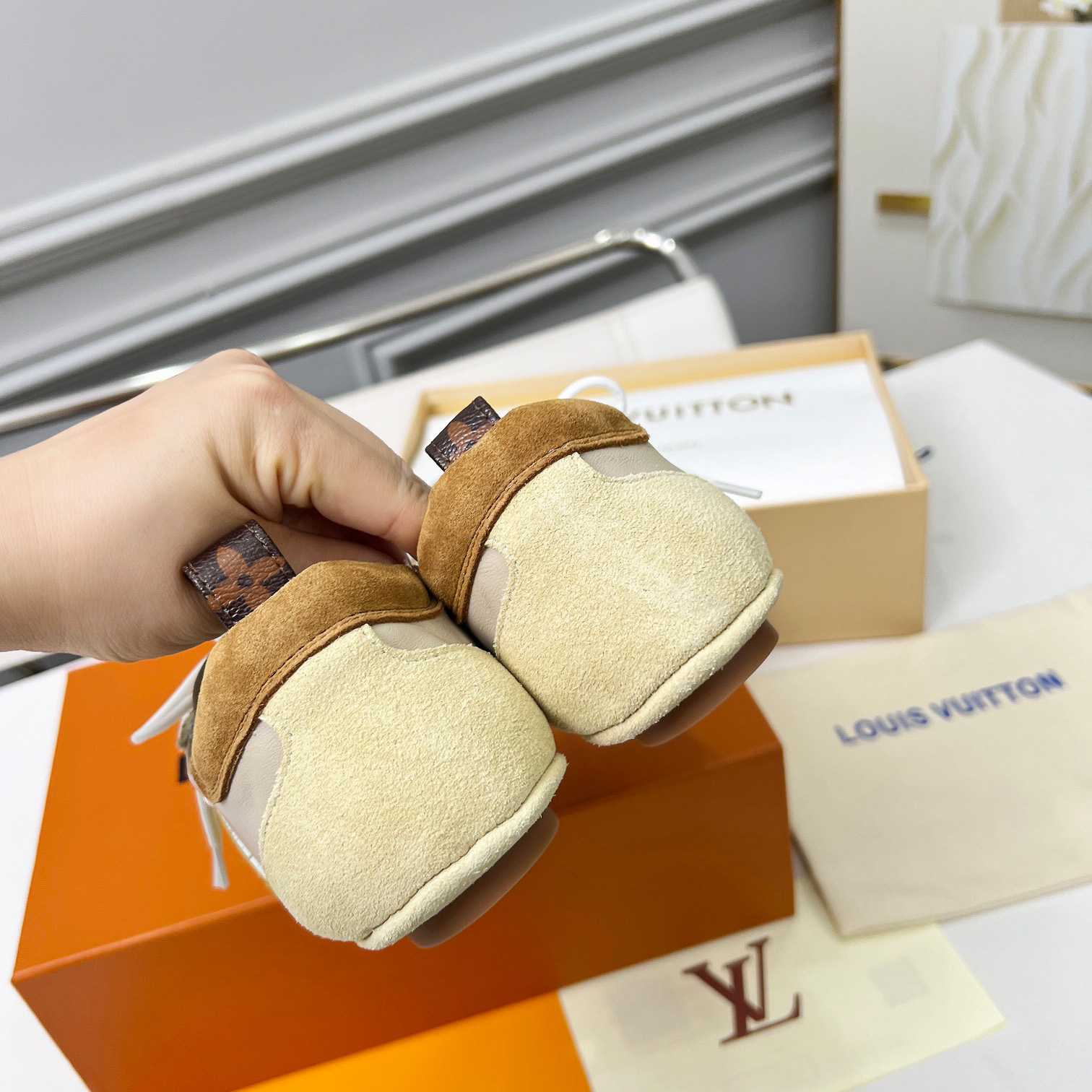 Louis Vuitton Sneakerina 1AHNEM - FashionPlug