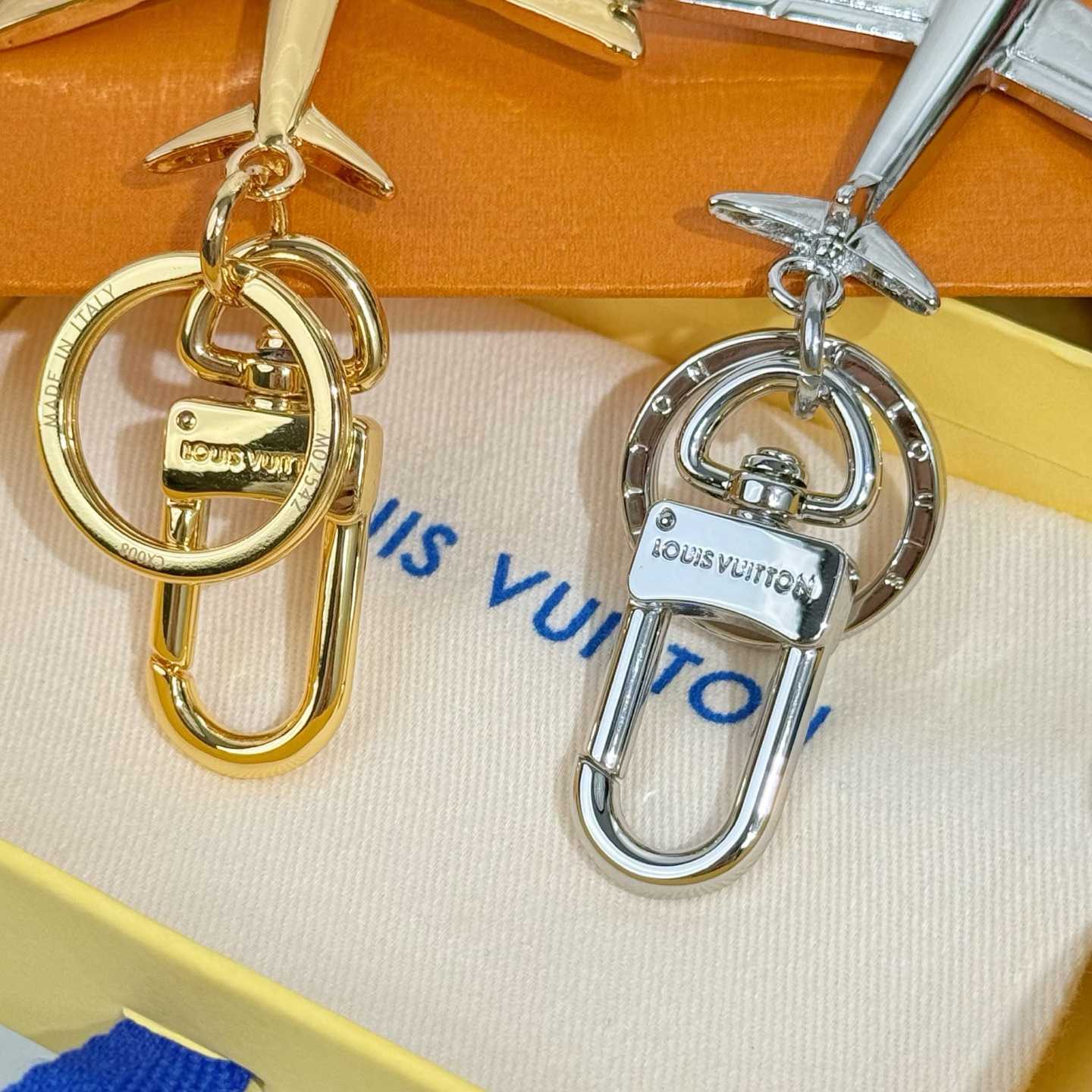 Louis Vuitton LV Plane Key Holder and Bag Charm S00 - FashionPlug