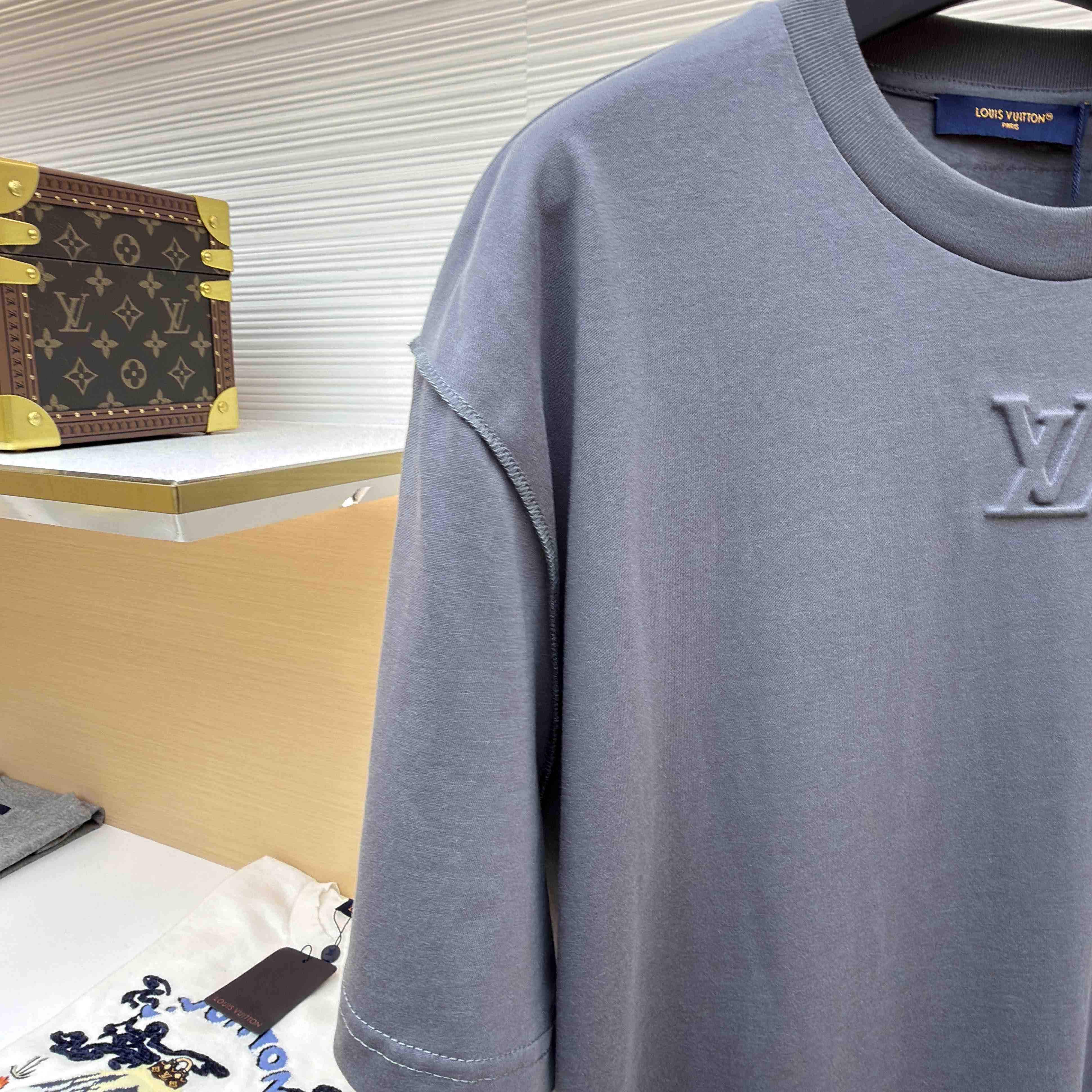 Louis Vuitton Embossed LV T-Shirt   1AGIJ2 - FashionPlug