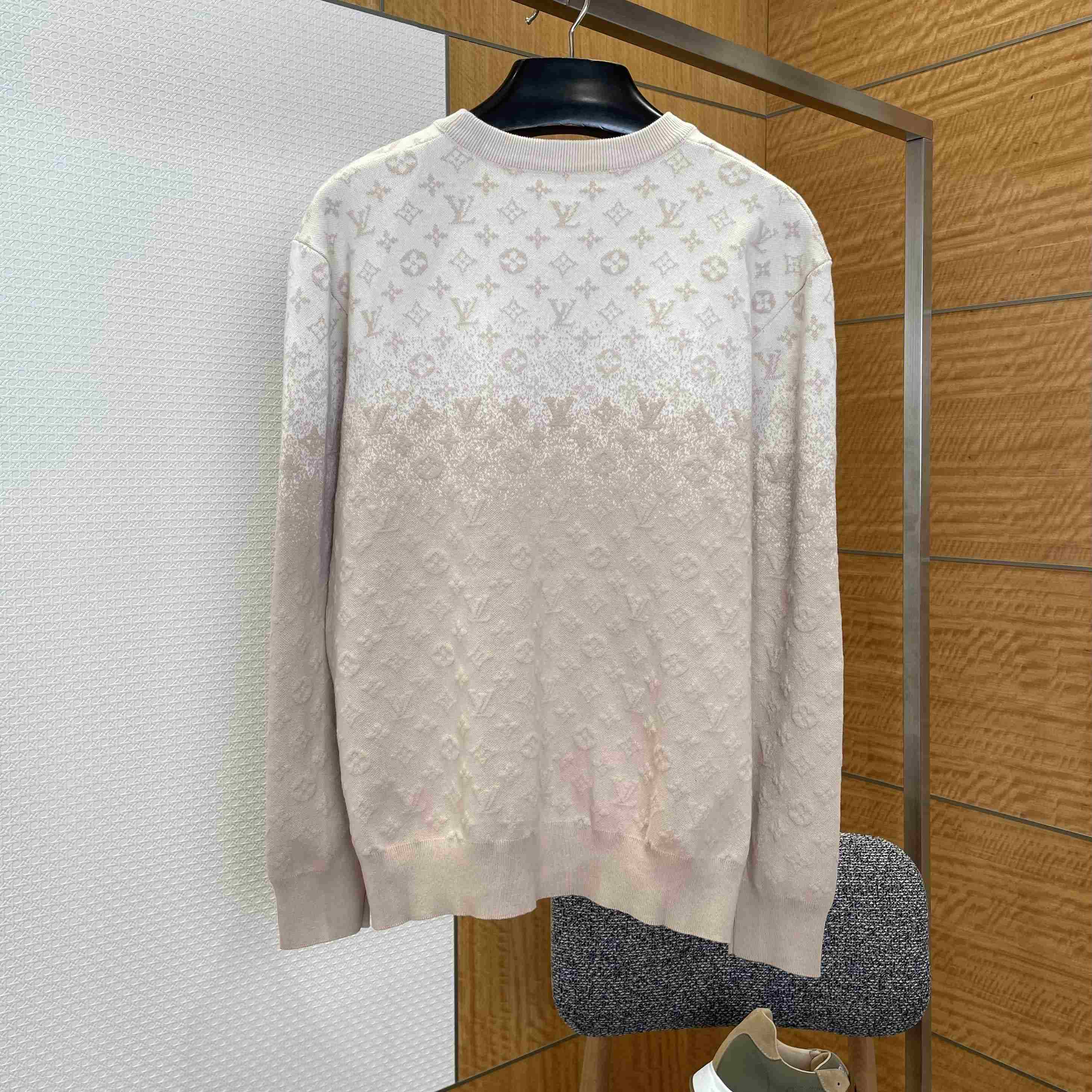 Louis Vuitton Monogram Long-Sleeved Crewneck 1AJTXA - FashionPlug