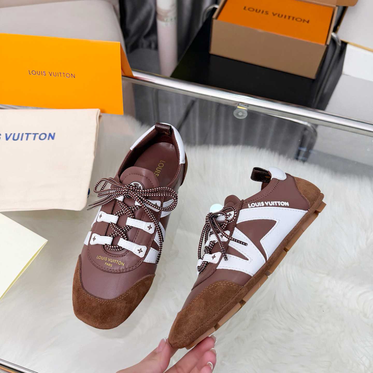 Louis Vuitton Sneakerina 1AIVMB - FashionPlug