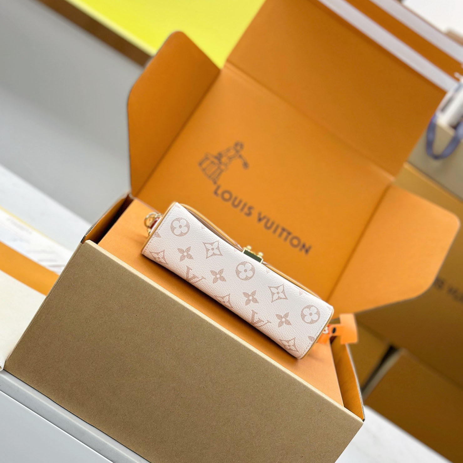  Louis Vuitton  Pochette Camille M26583 - FashionPlug