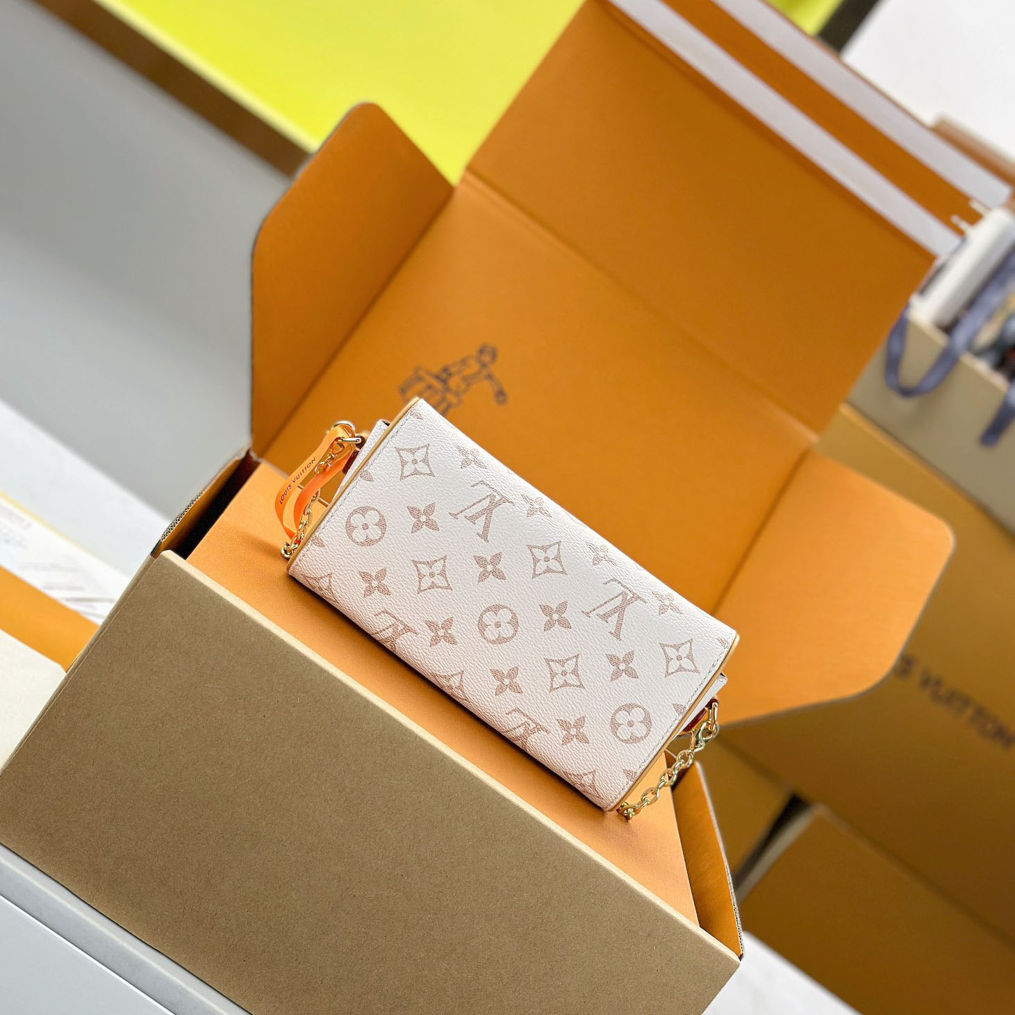  Louis Vuitton  Pochette Camille M26583 - FashionPlug