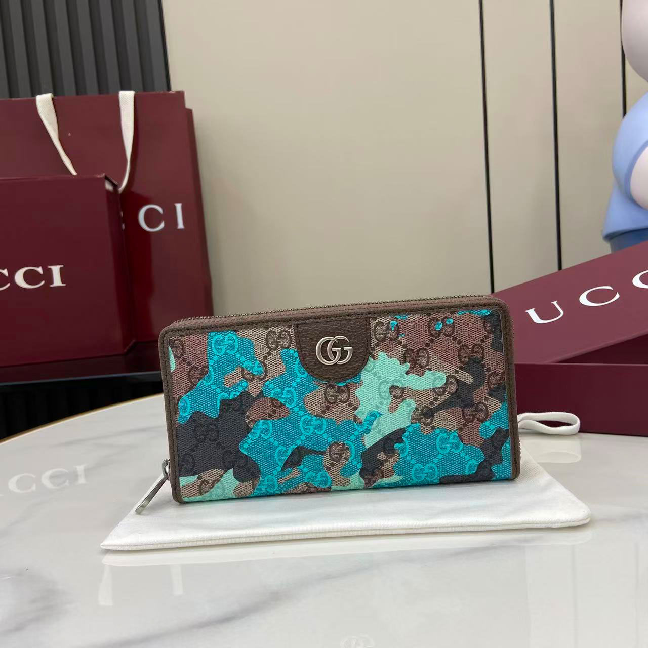 Gucci GG zip-around Wallet 834694 - FashionPlug