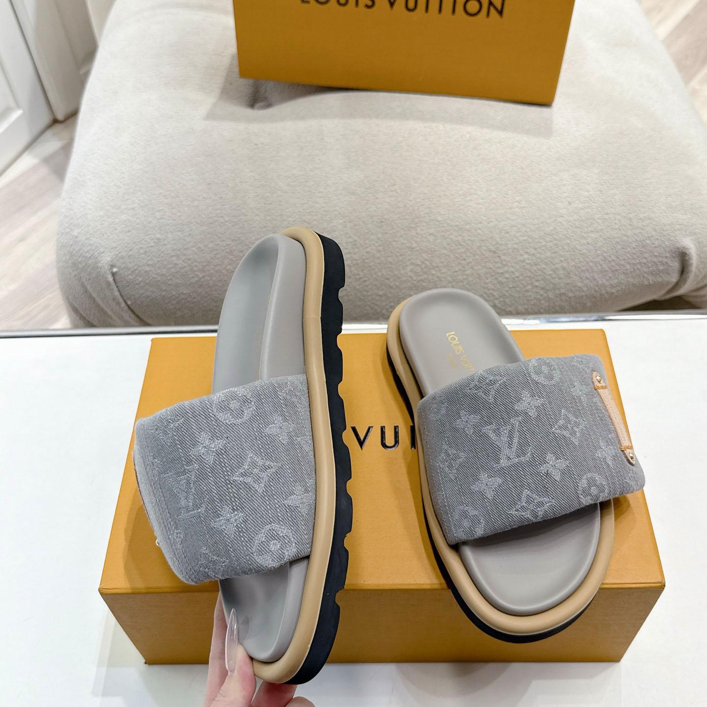 Louis Vuitton Pool Pillow Flat Comfort Mule 1AGUZY - FashionPlug