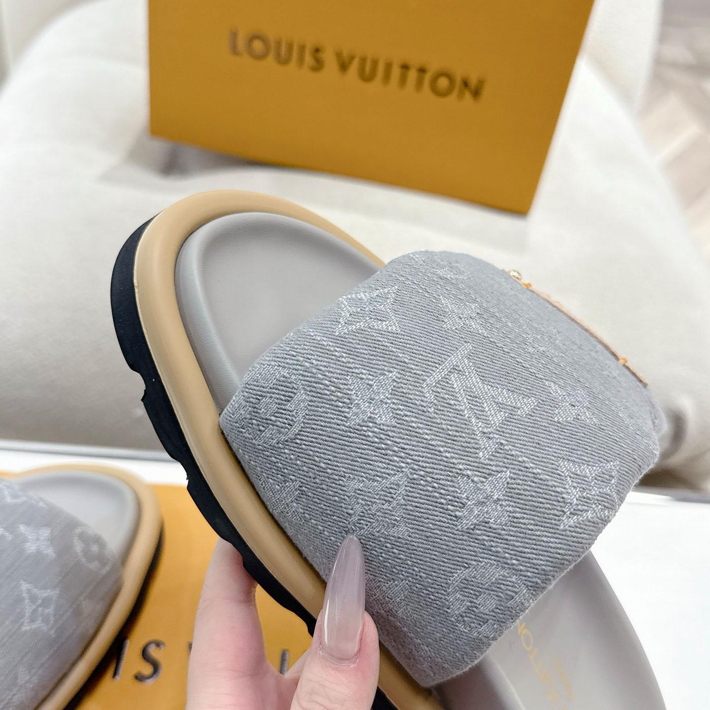 Louis Vuitton Pool Pillow Flat Comfort Mule 1AGUZY - FashionPlug