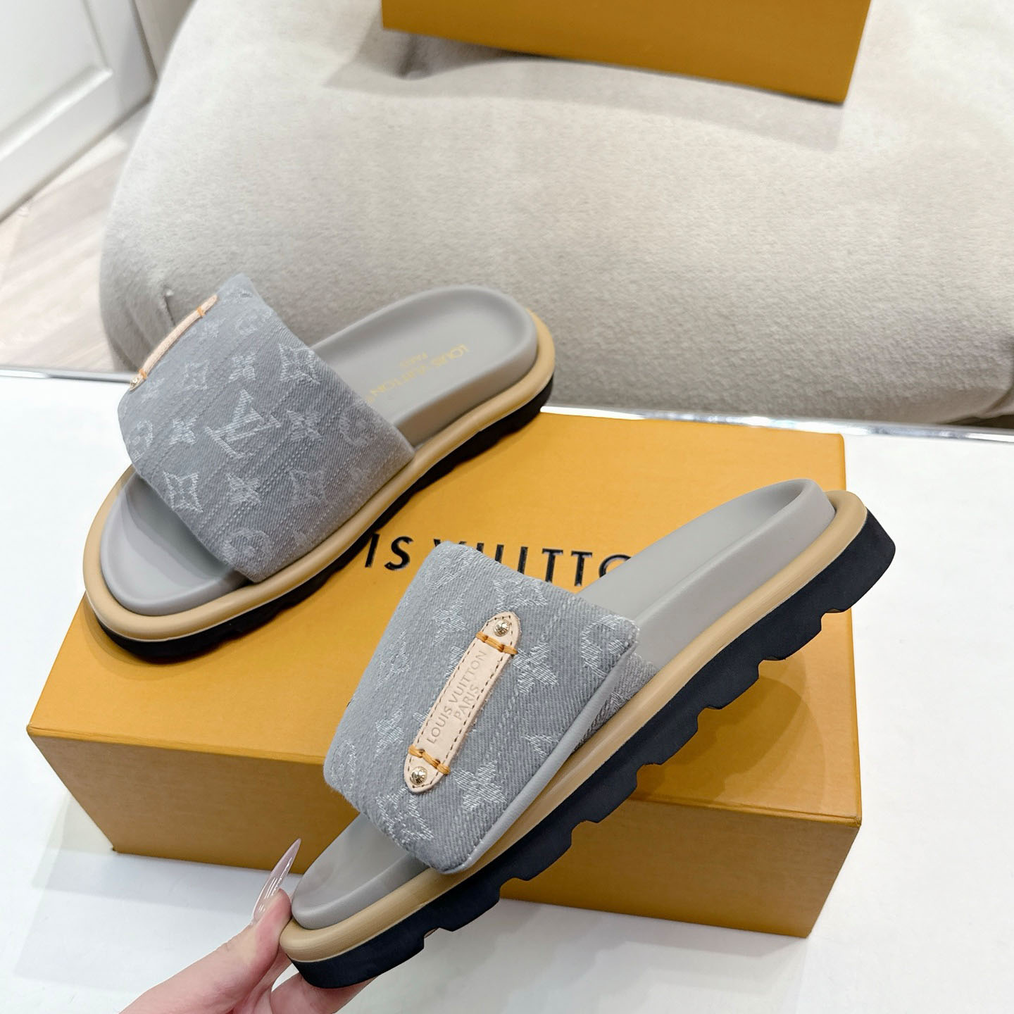 Louis Vuitton Pool Pillow Flat Comfort Mule 1AGUZY - FashionPlug