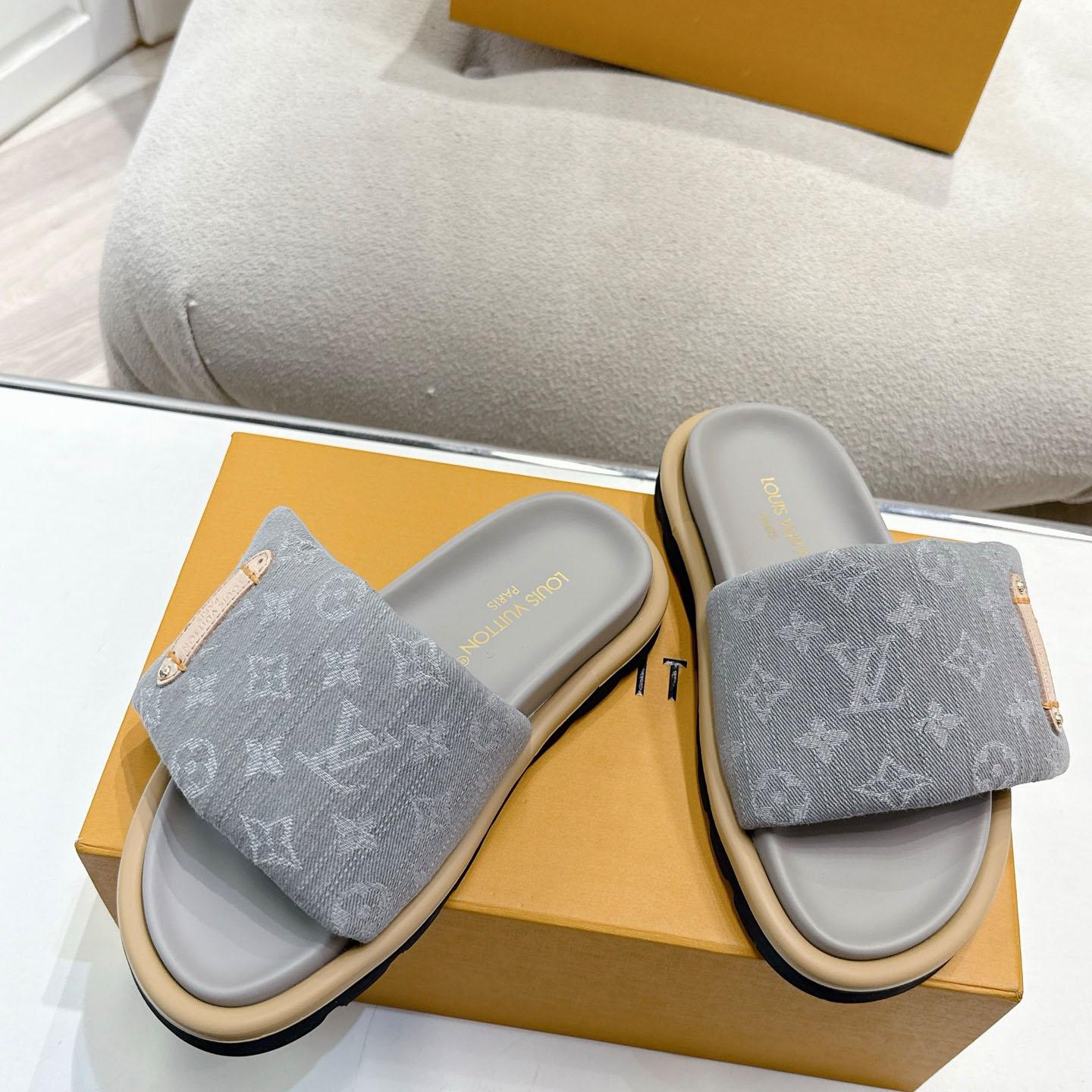 Louis Vuitton Pool Pillow Flat Comfort Mule 1AGUZY - FashionPlug
