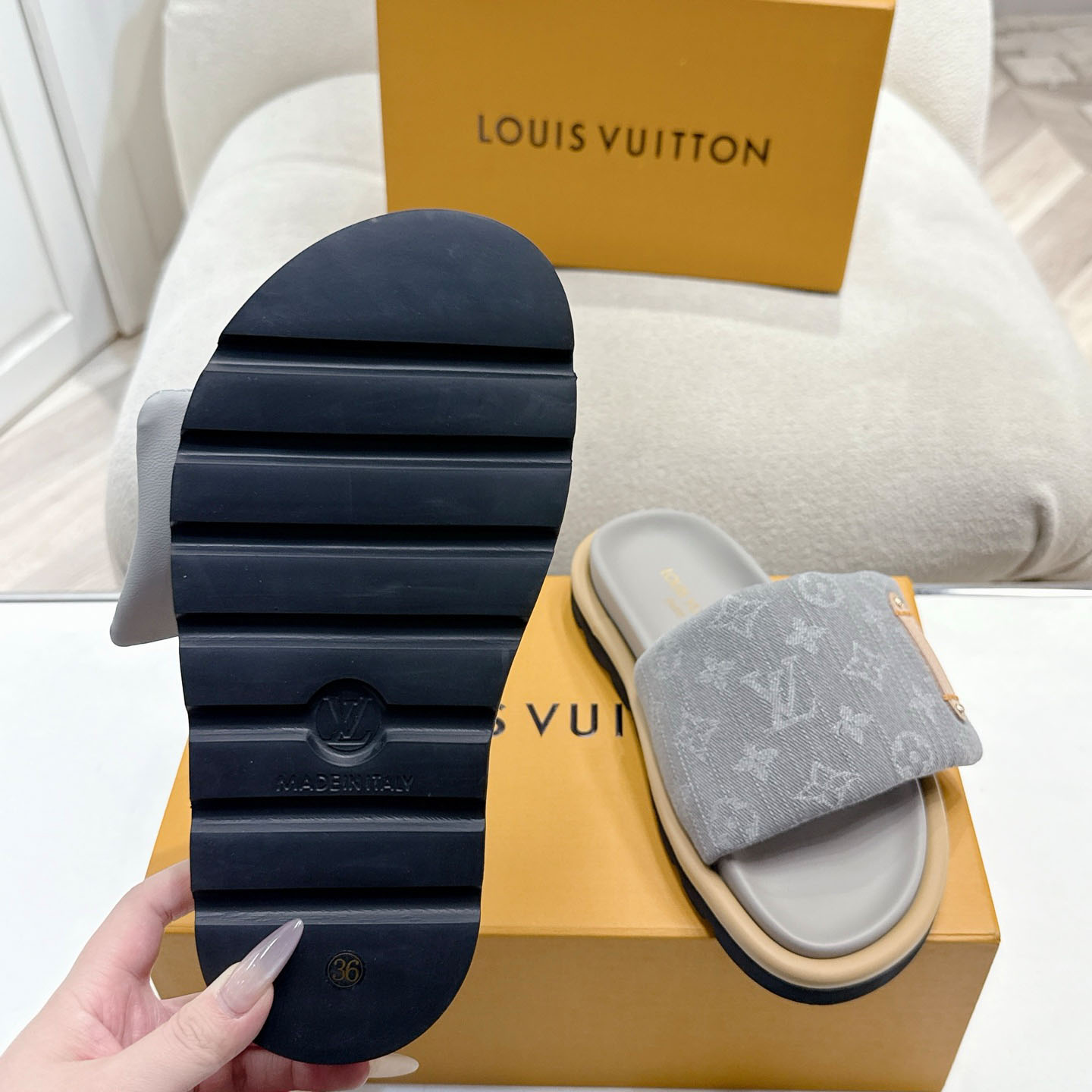 Louis Vuitton Pool Pillow Flat Comfort Mule 1AGUZY - FashionPlug