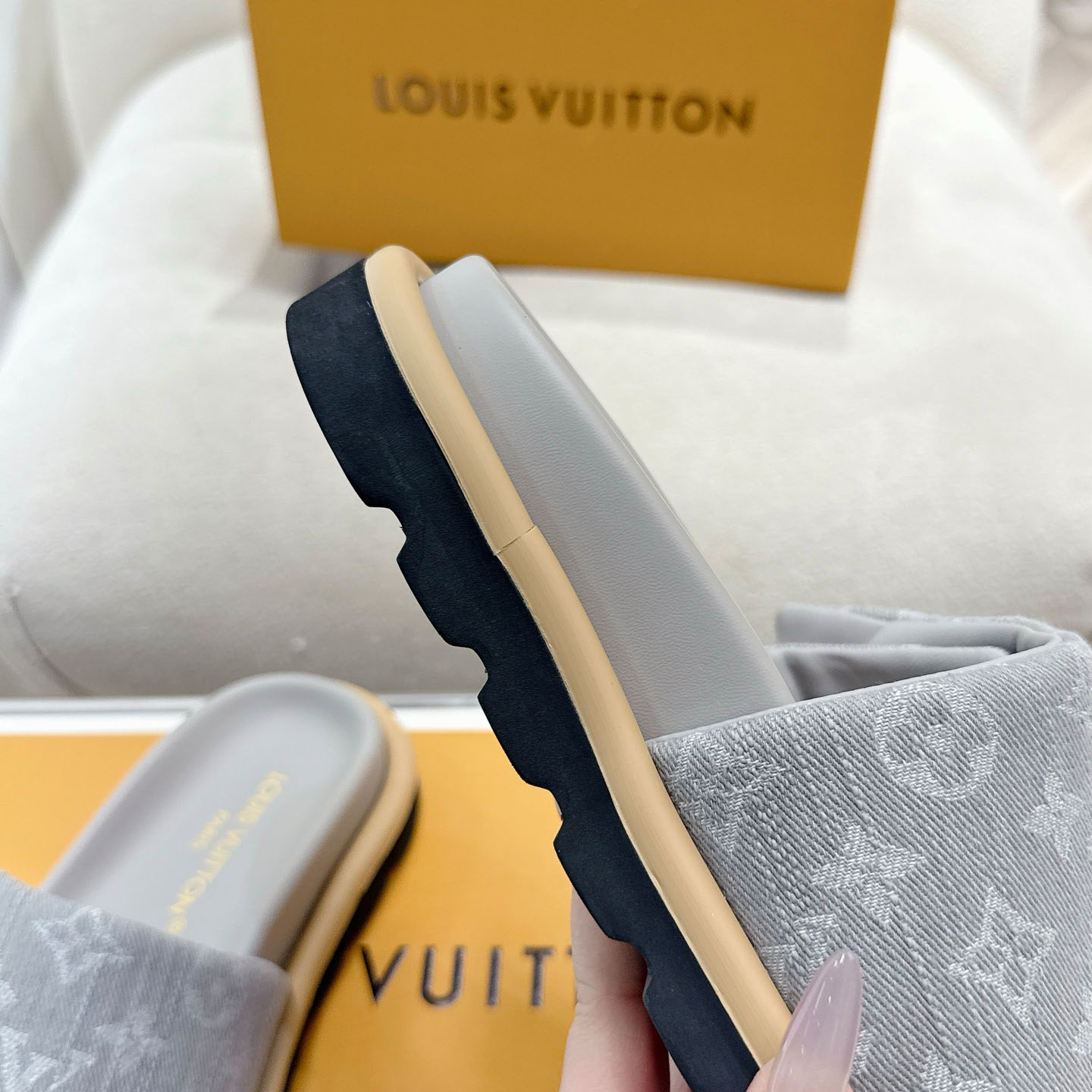 Louis Vuitton Pool Pillow Flat Comfort Mule 1AGUZY - FashionPlug