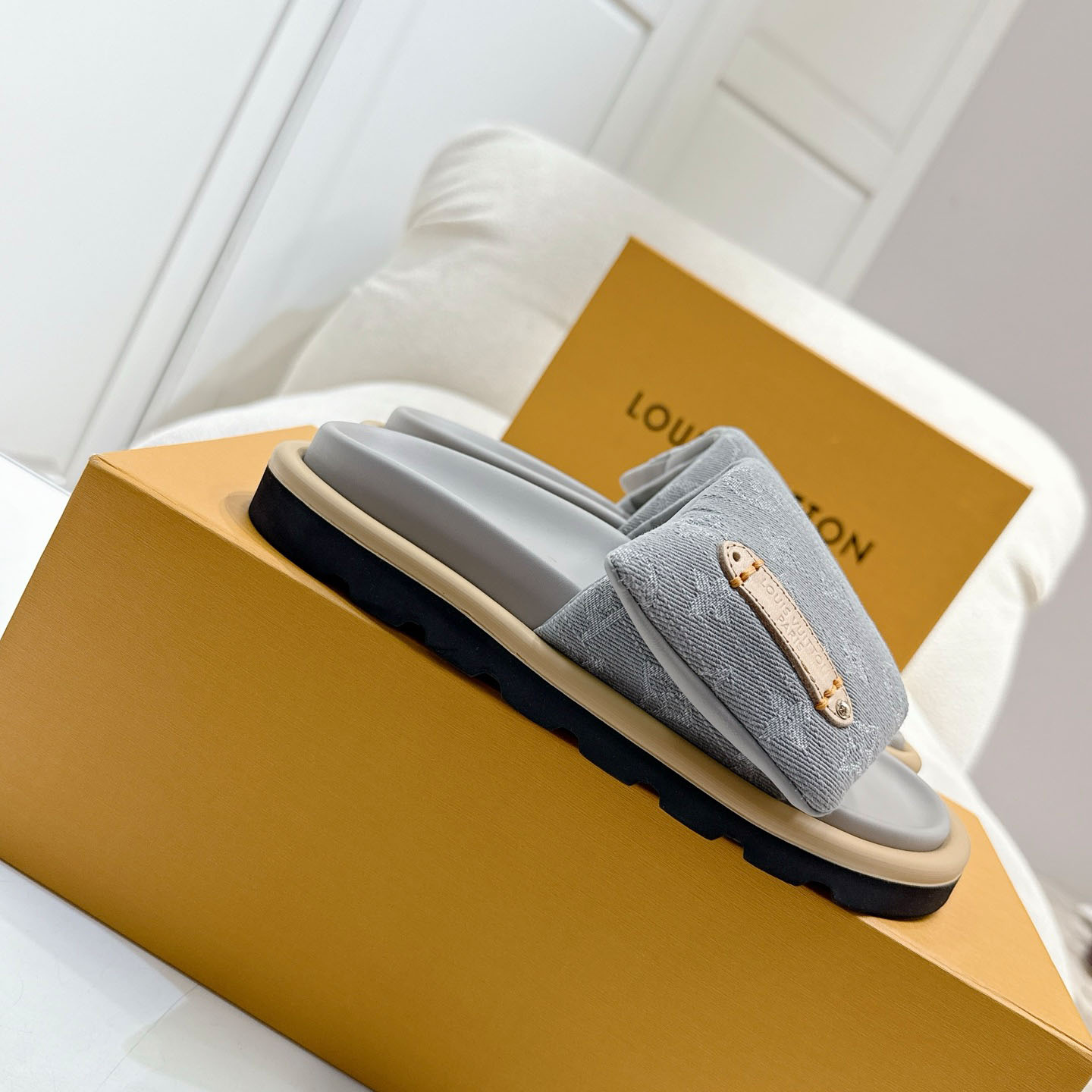 Louis Vuitton Pool Pillow Flat Comfort Mule 1AGUZY - FashionPlug