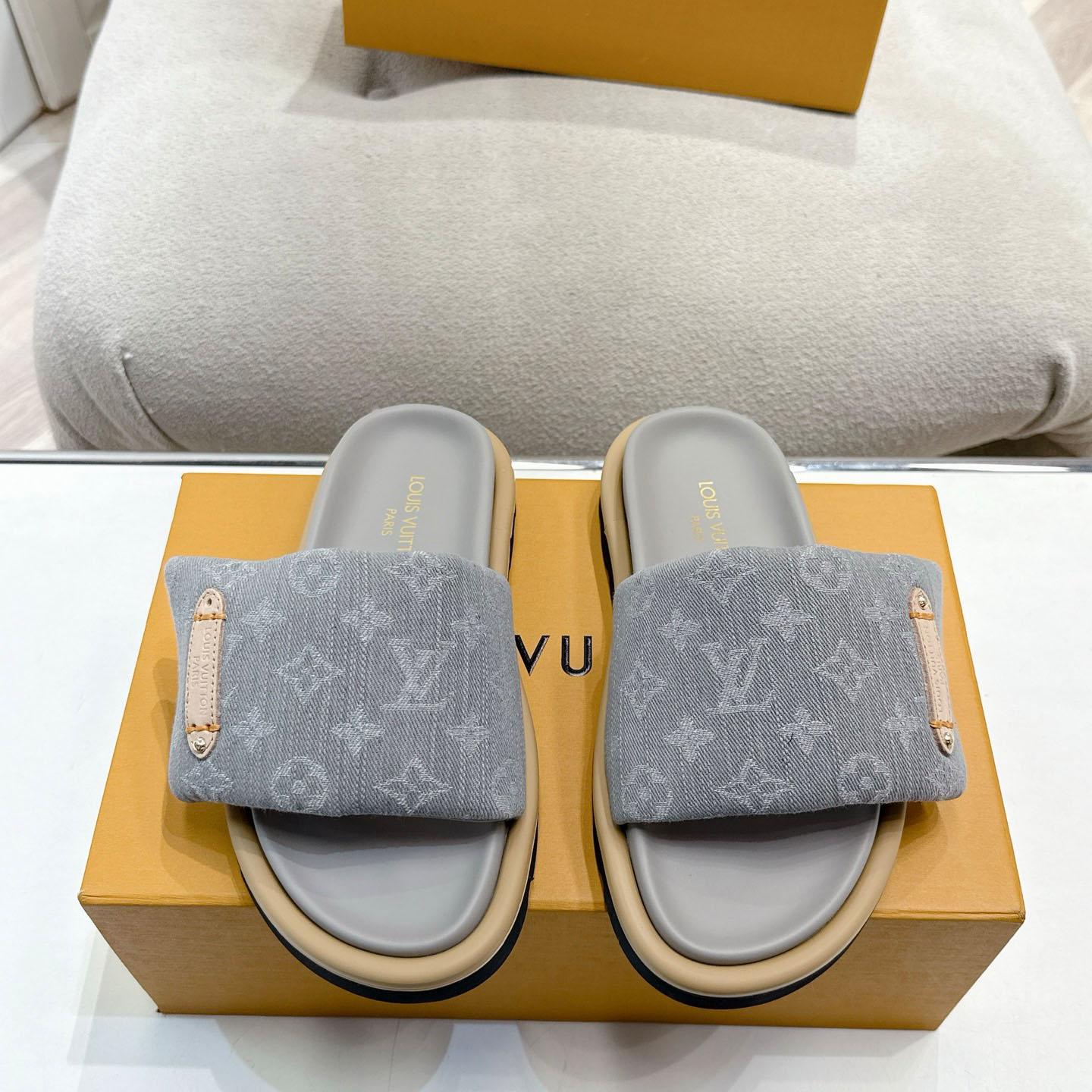 Louis Vuitton Pool Pillow Flat Comfort Mule 1AGUZY - FashionPlug