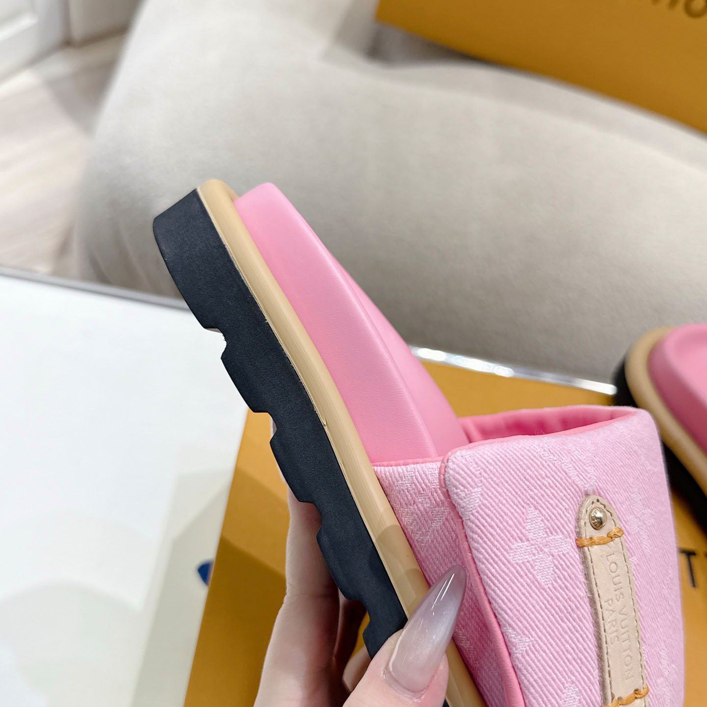 Louis Vuitton Pool Pillow Flat Comfort Mule 1AGUZH - FashionPlug