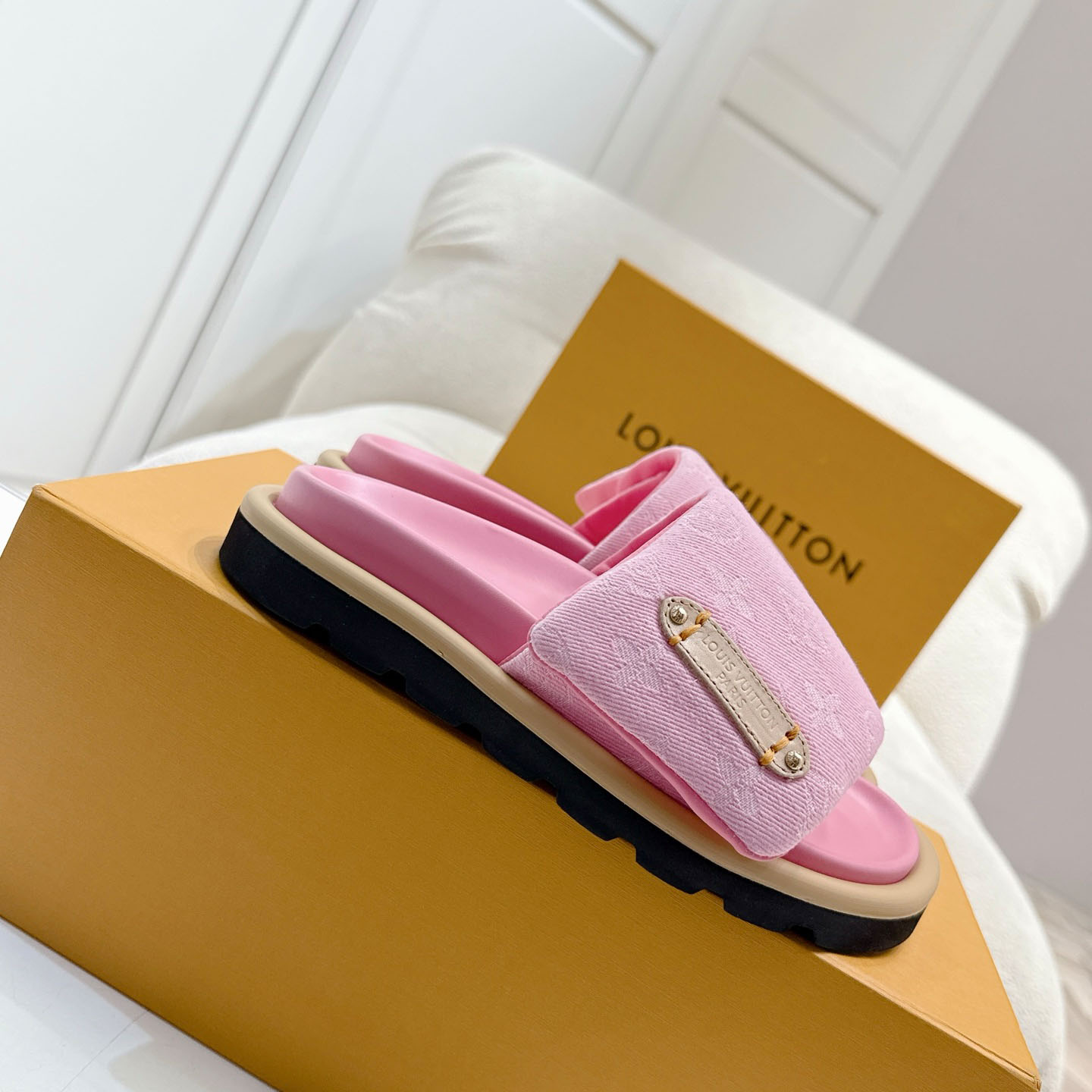 Louis Vuitton Pool Pillow Flat Comfort Mule 1AGUZH - FashionPlug