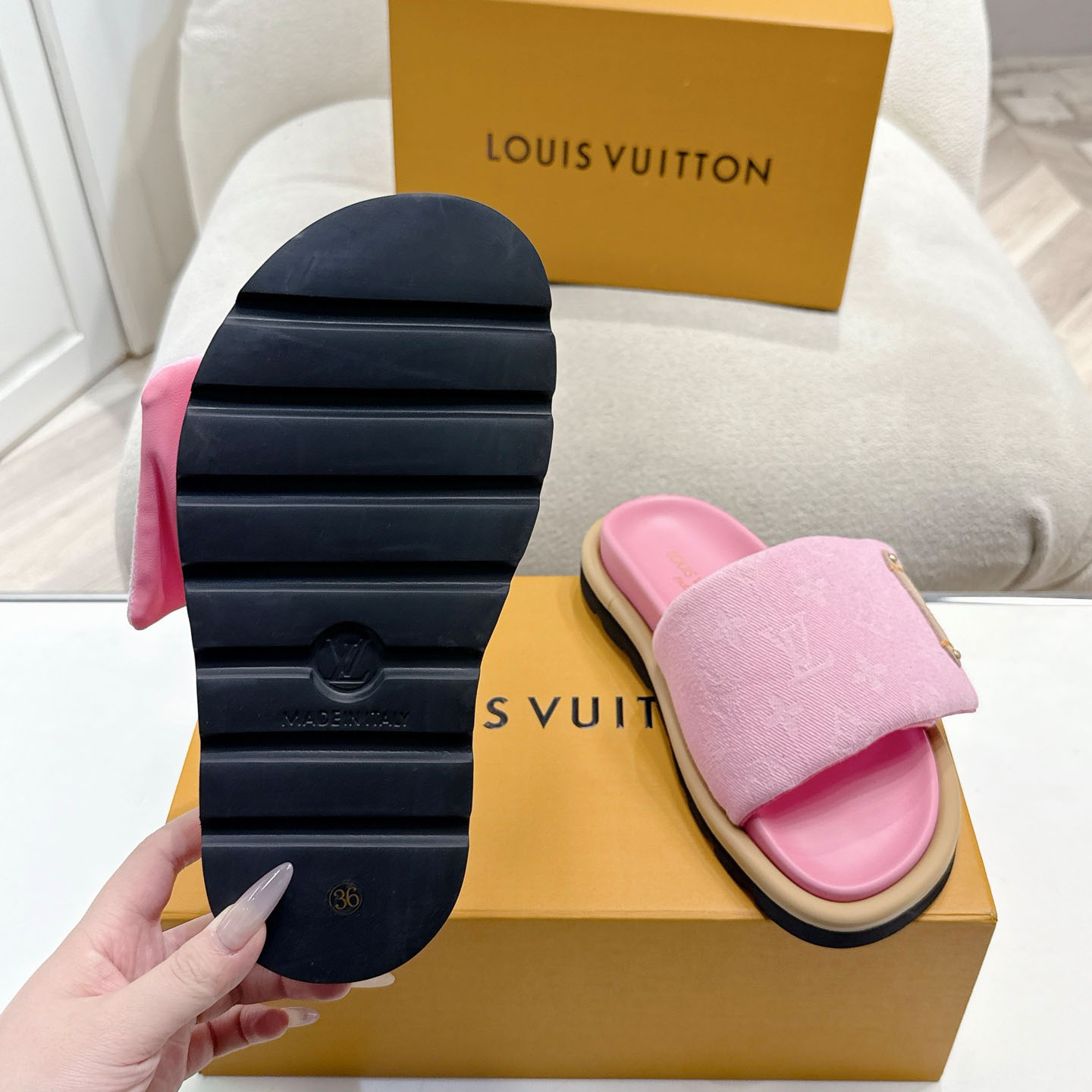 Louis Vuitton Pool Pillow Flat Comfort Mule 1AGUZH - FashionPlug