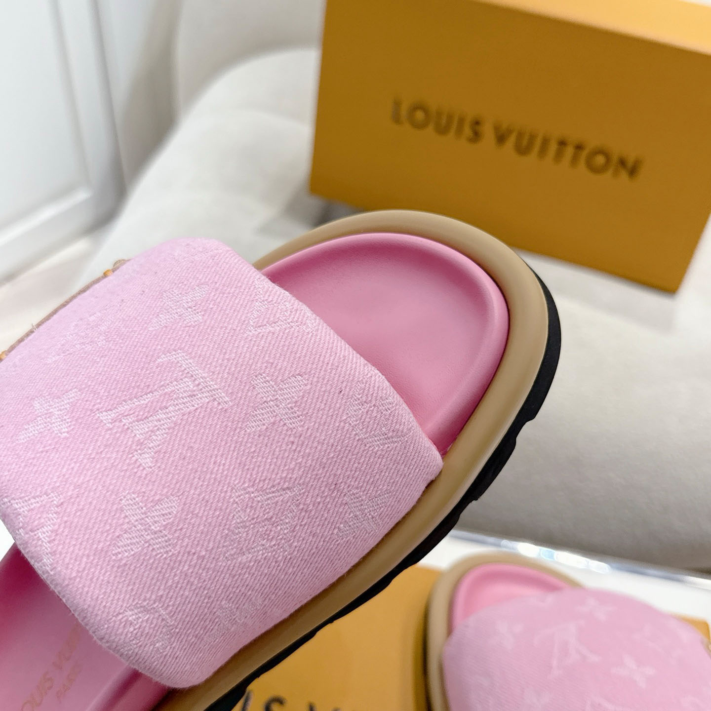 Louis Vuitton Pool Pillow Flat Comfort Mule 1AGUZH - FashionPlug