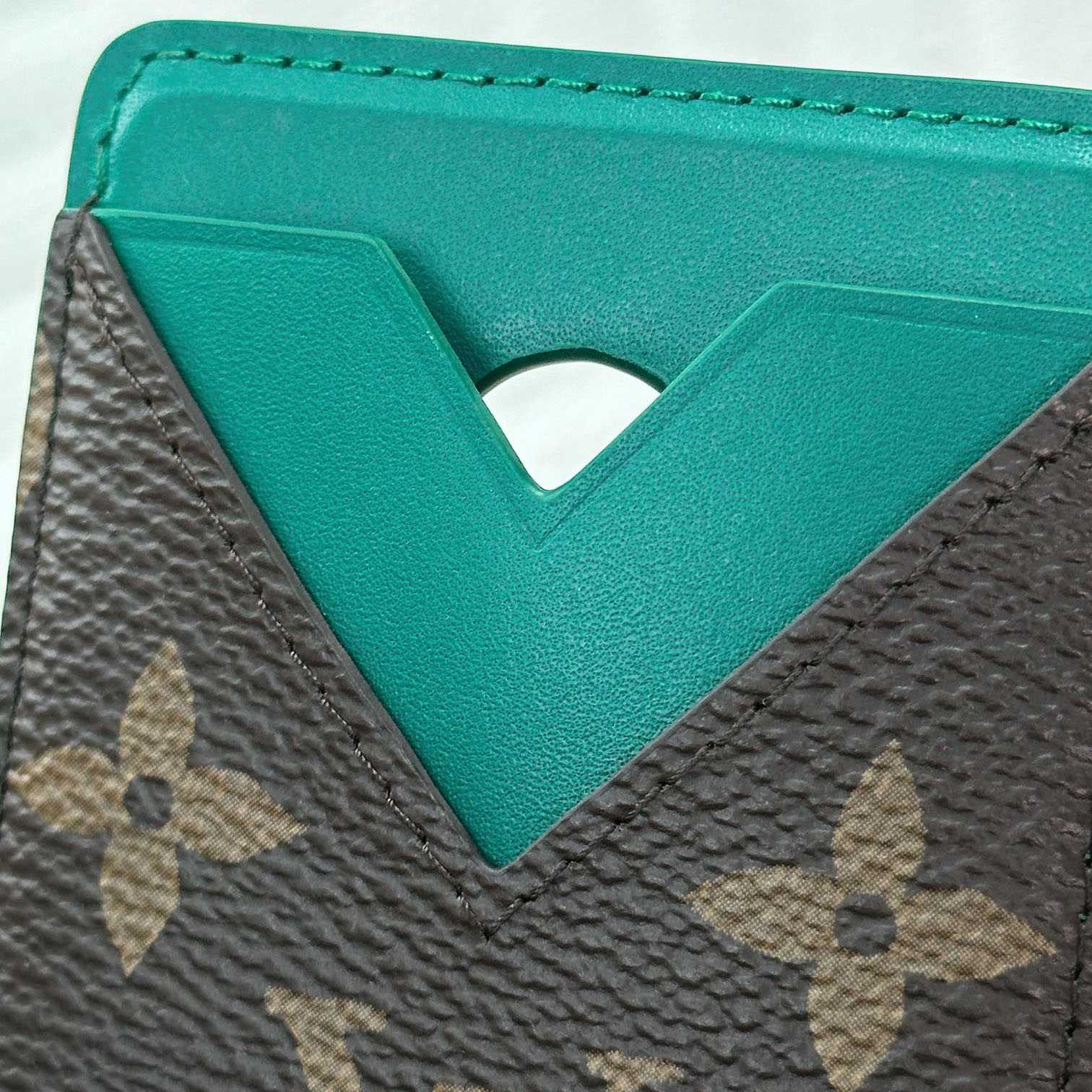 Louis Vuitton Magnetic Card Holder M12855 - FashionPlug