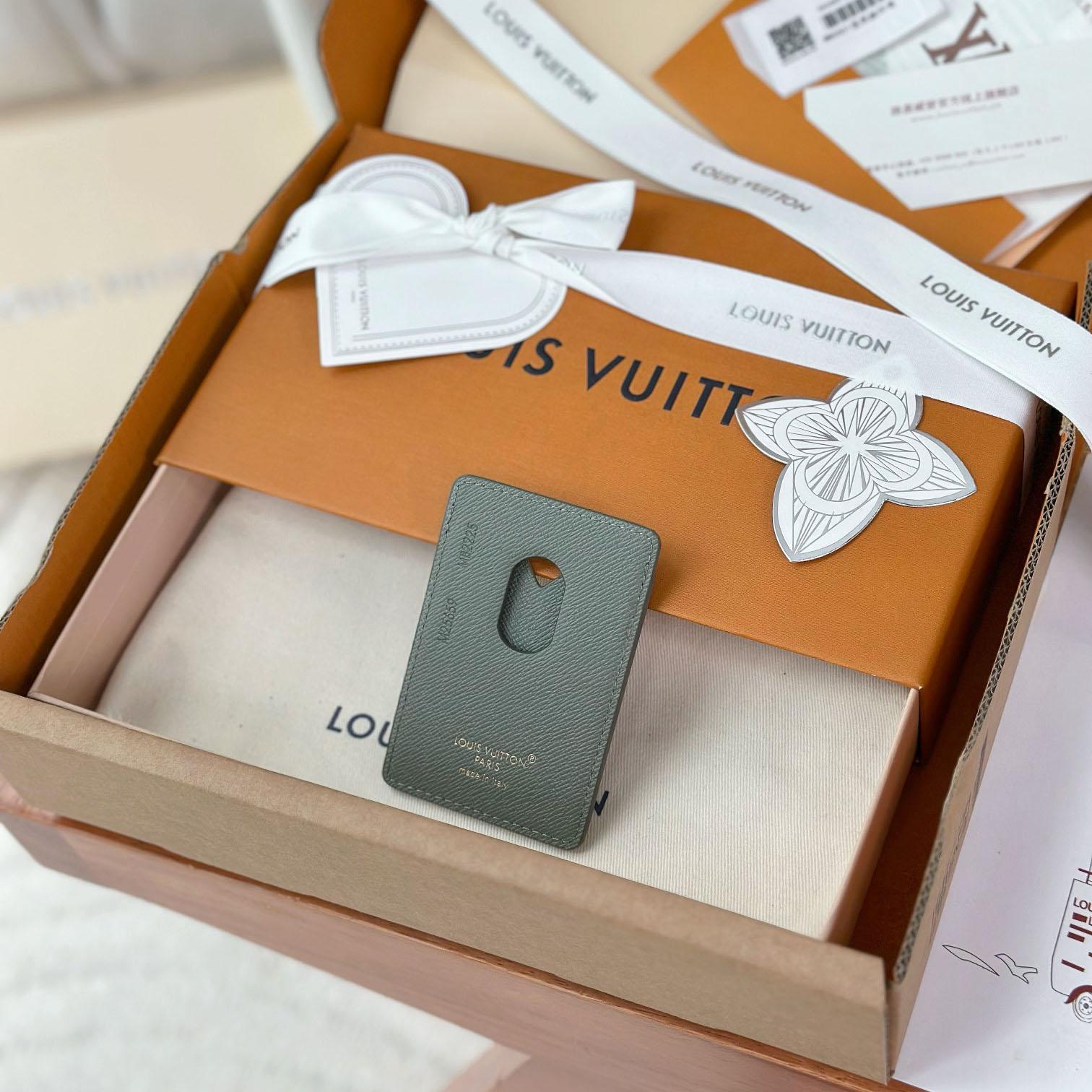 Louis Vuitton Magnetic Card Holder M25659 - FashionPlug