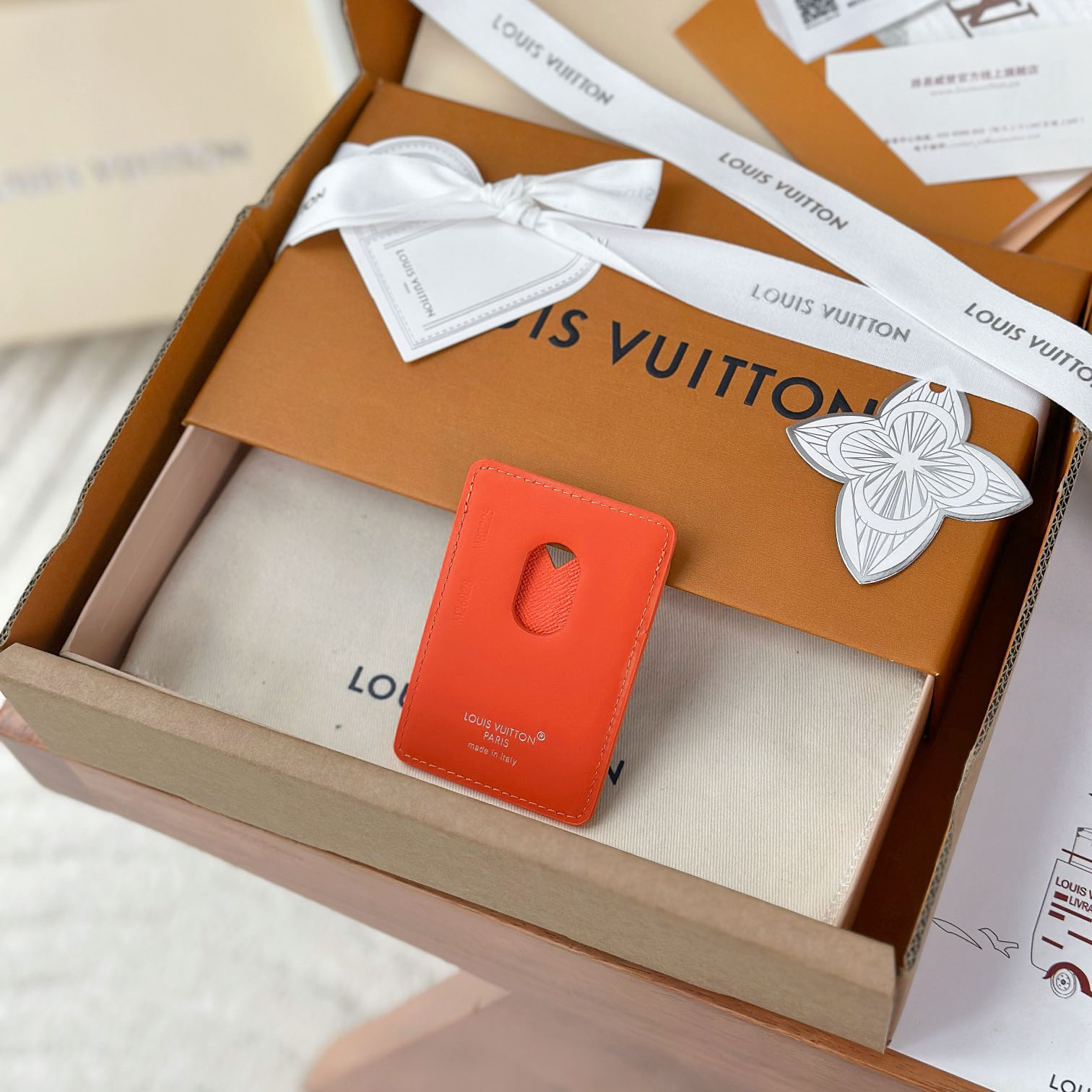 Louis Vuitton Magnetic Card Holder M26028 - FashionPlug