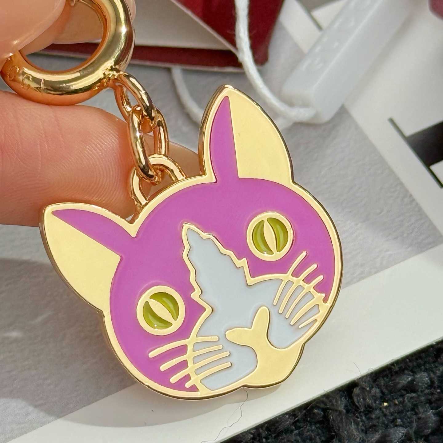 Gucci Cat Keychain  - FashionPlug