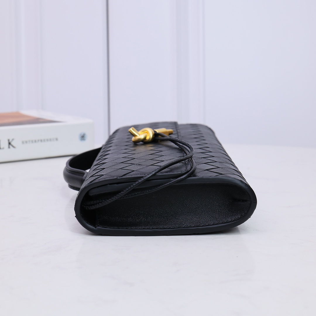 Bottega Veneta Andiamo Clutch 31*13*3cm - FashionPlug