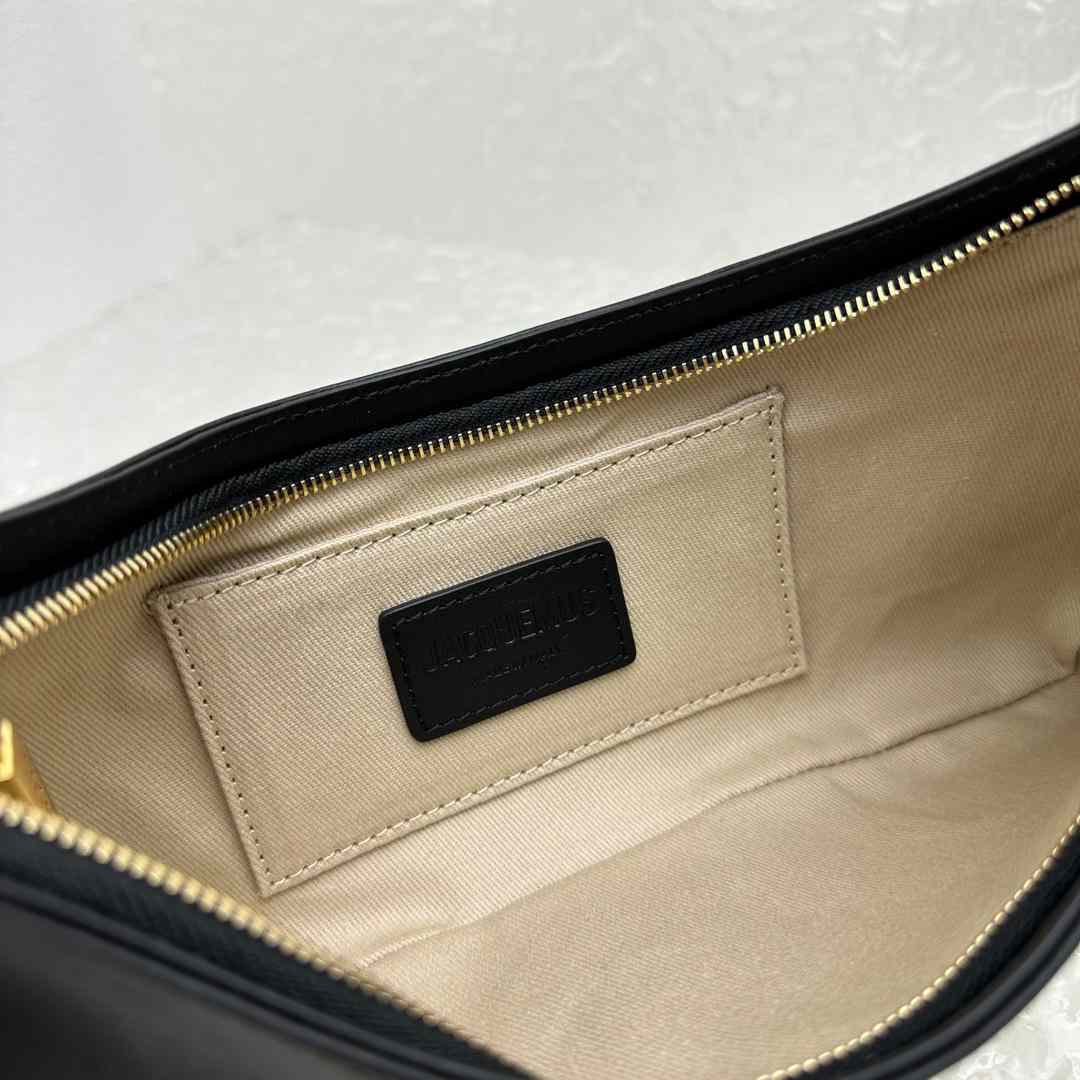 Jacquemus The Bisou Perle - FashionPlug