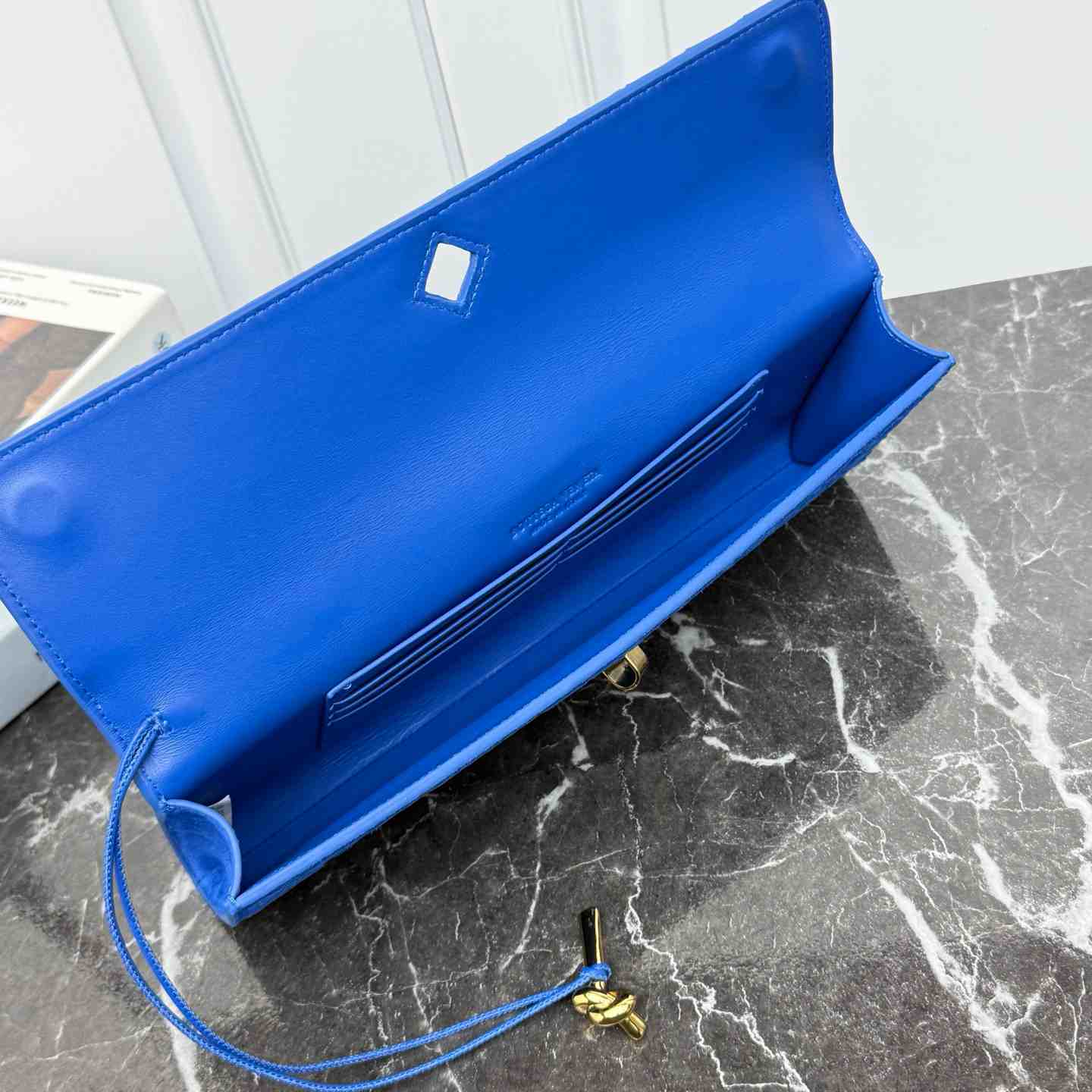 Bottega Veneta Andiamo Clutch 31*13*3cm - FashionPlug